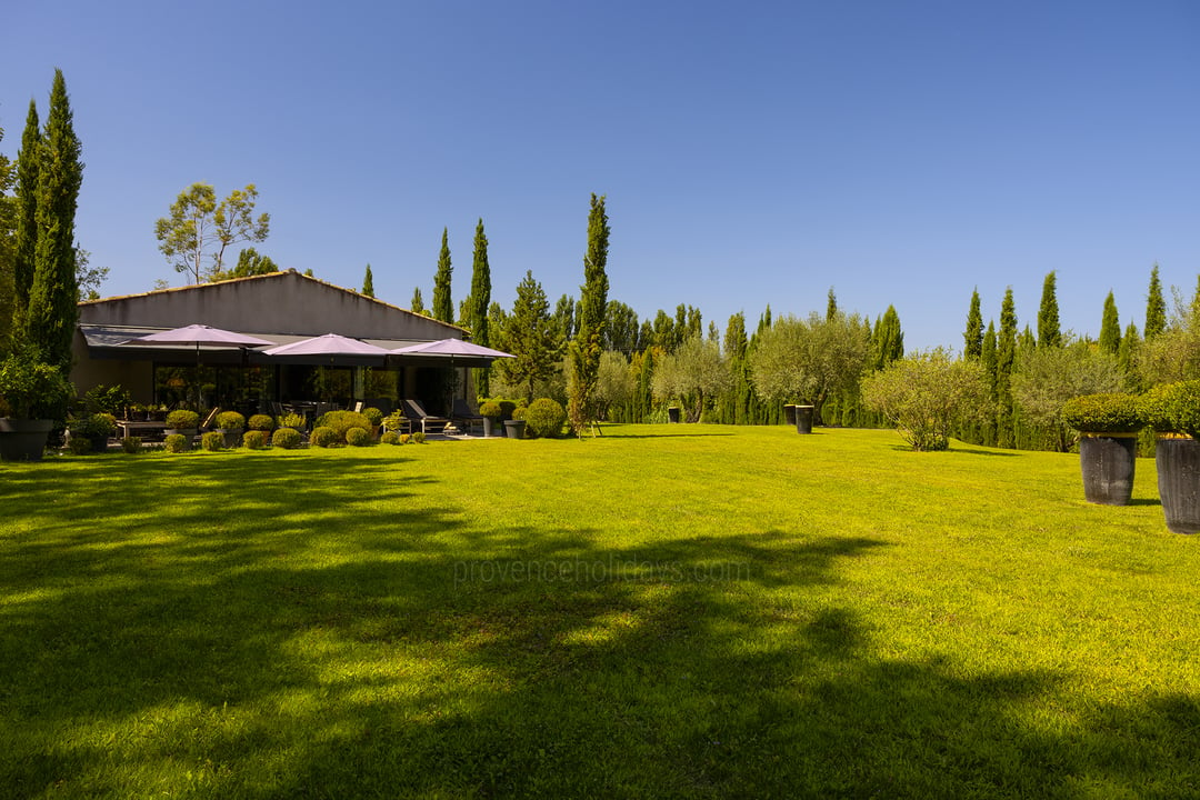 20 - Les Demeures du Luberon: Villa: Exterior