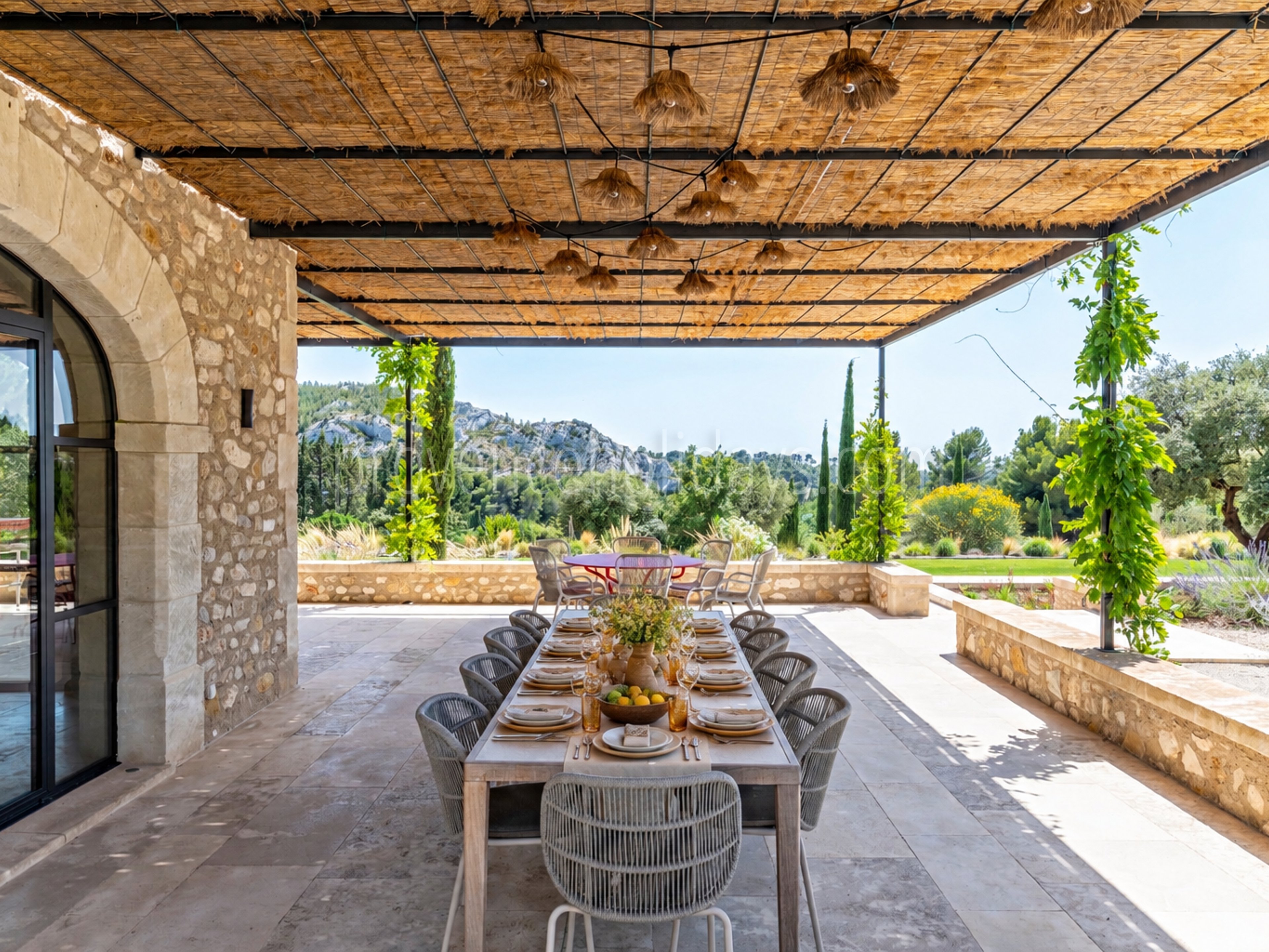 62 - Le Loup des Alpilles: Villa: Exterior
