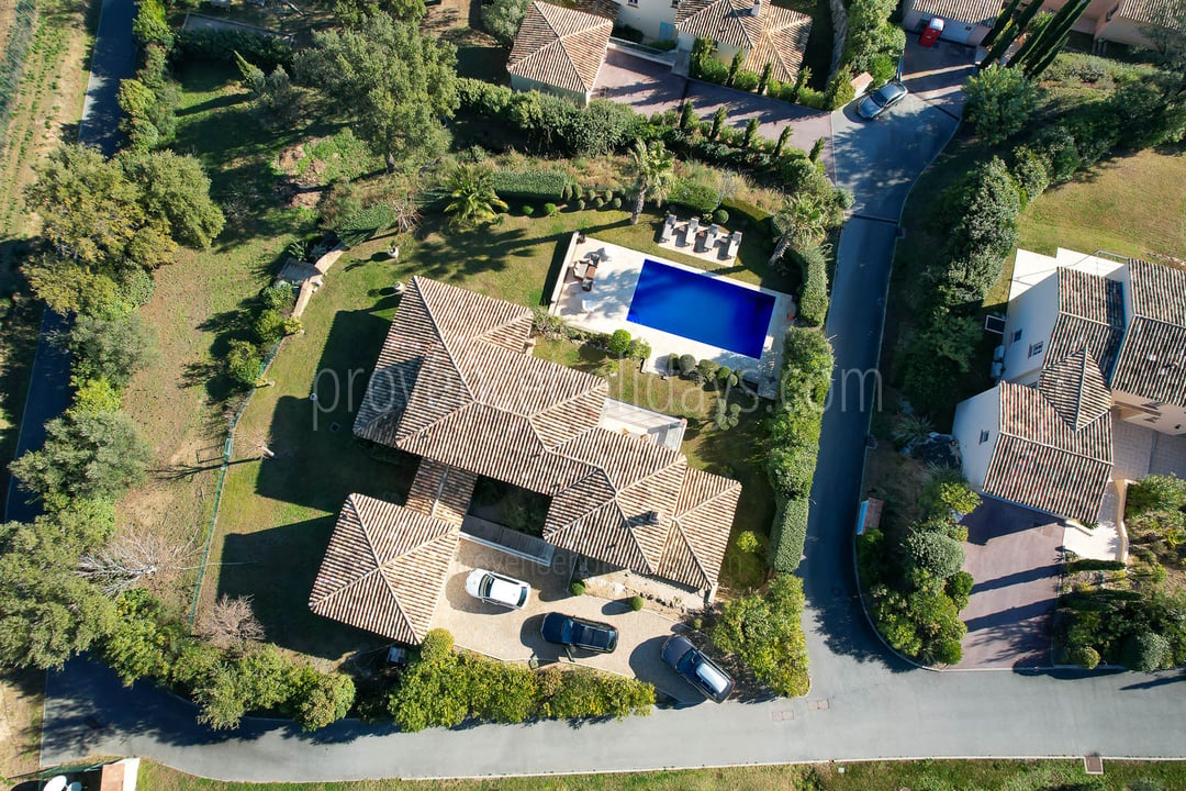 Sea-view villa in a quiet estate close to the Bay of Saint-Tropez. - Exterior