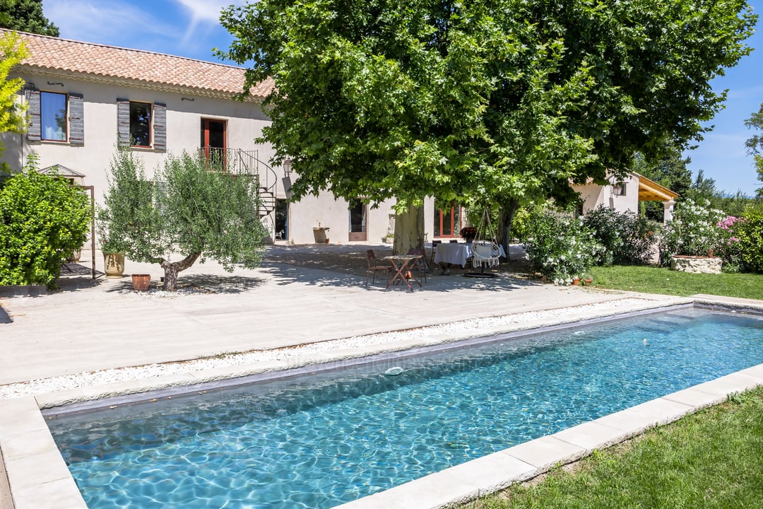 Renovated farmhouse in Courthézon with swimming pool and outbuildings