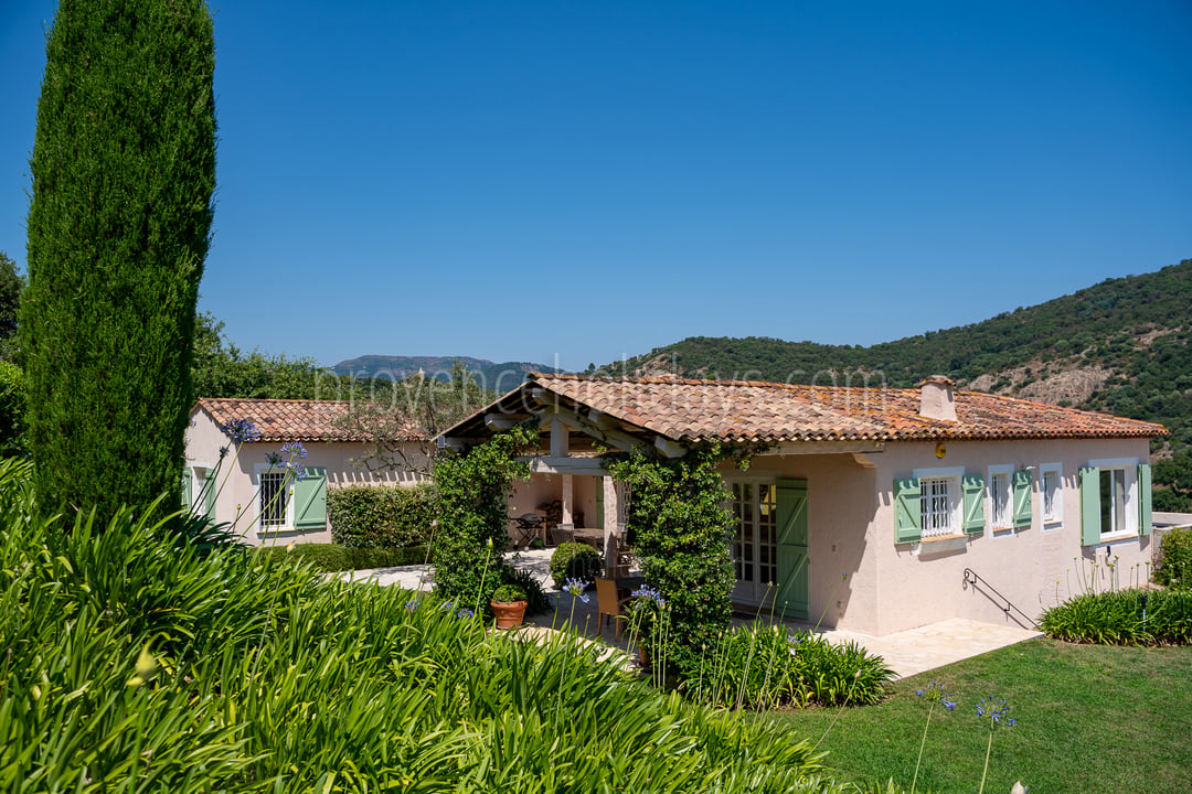 Provencal villa with swimming pool and breathtaking sea views 5 - Villa Castelas: Villa: Exterior
