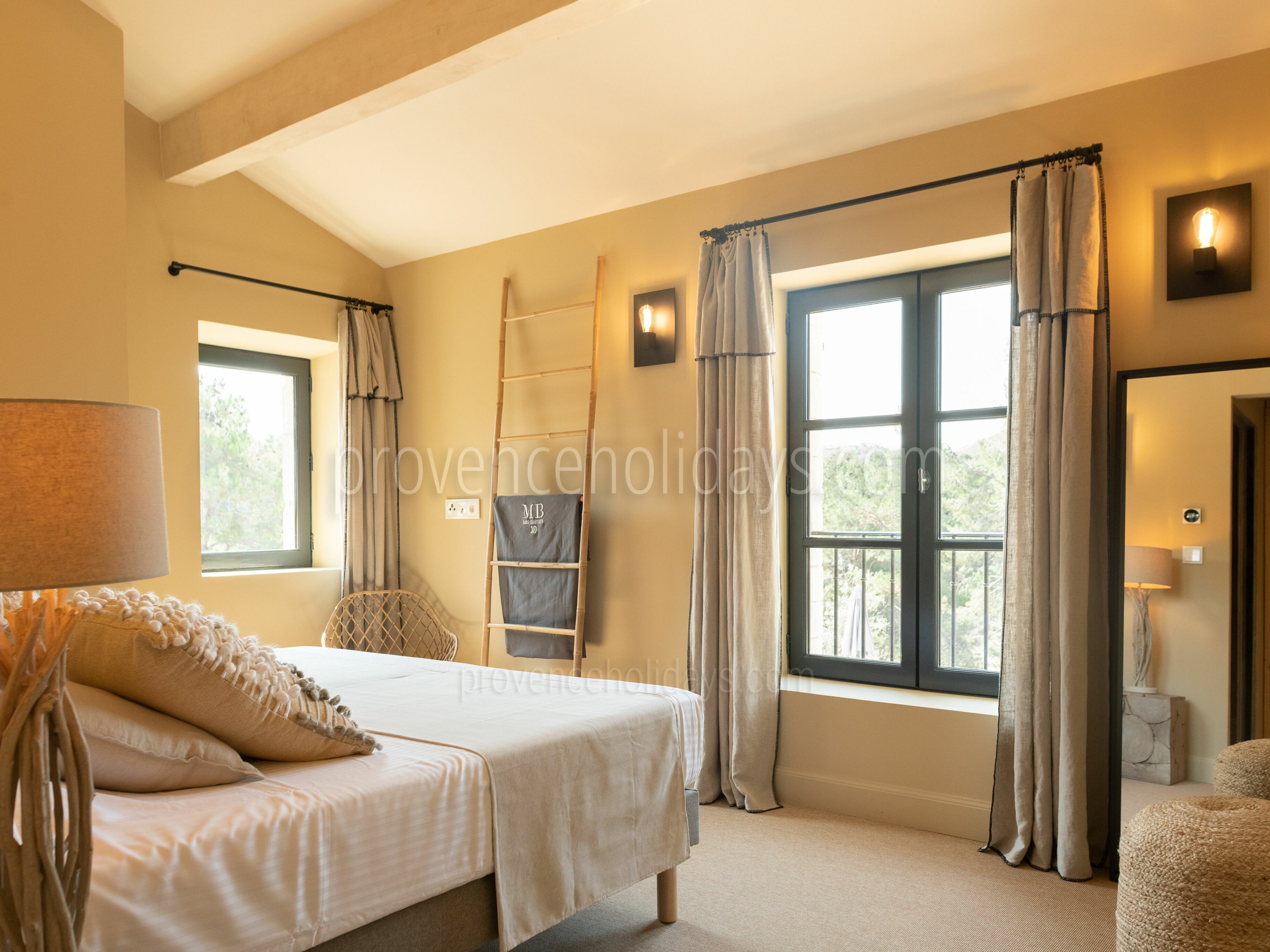 21 - Mas de Provence: Villa: Bedroom