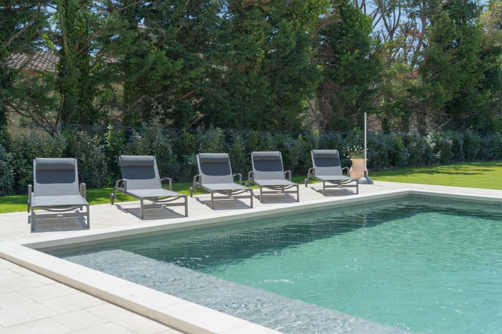 Vacation rentals with pool in Boulbon