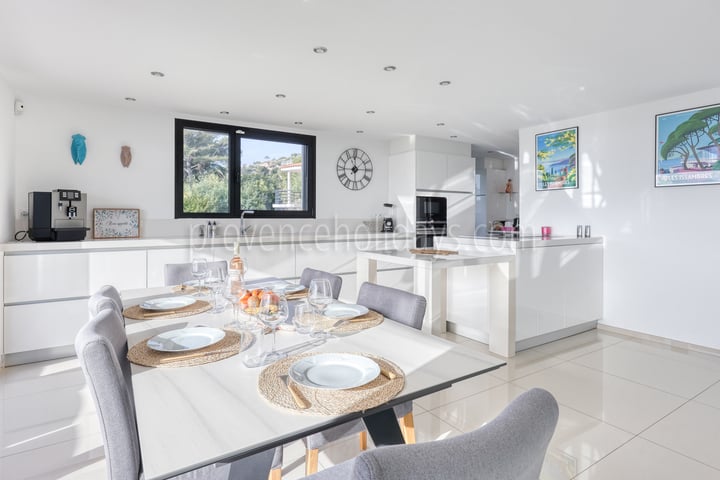 2 - Villa Sea Pearl: Villa: Interior