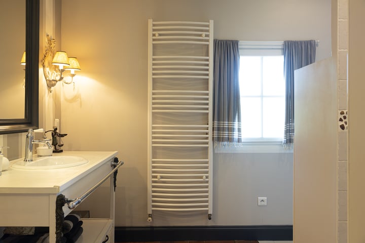 41 - Mas Le Thor: Villa: Bathroom