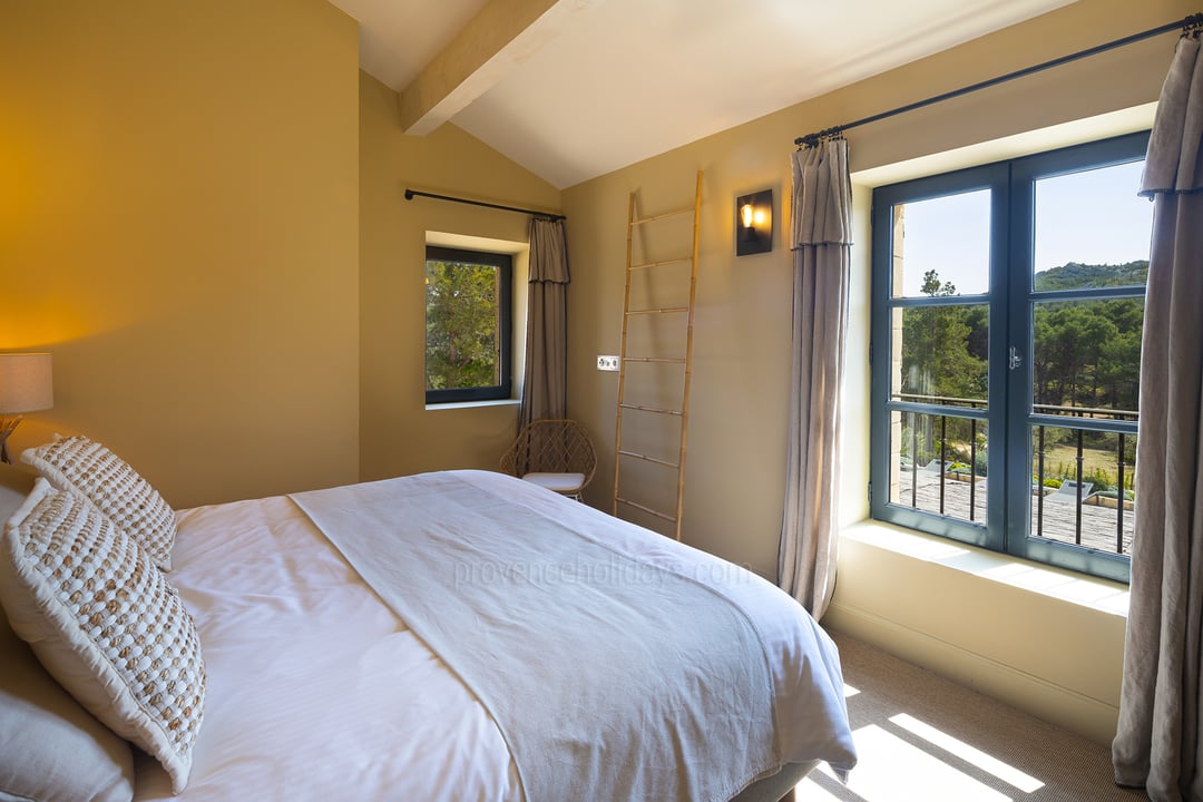 30 - Mas de Provence: Villa: Bedroom