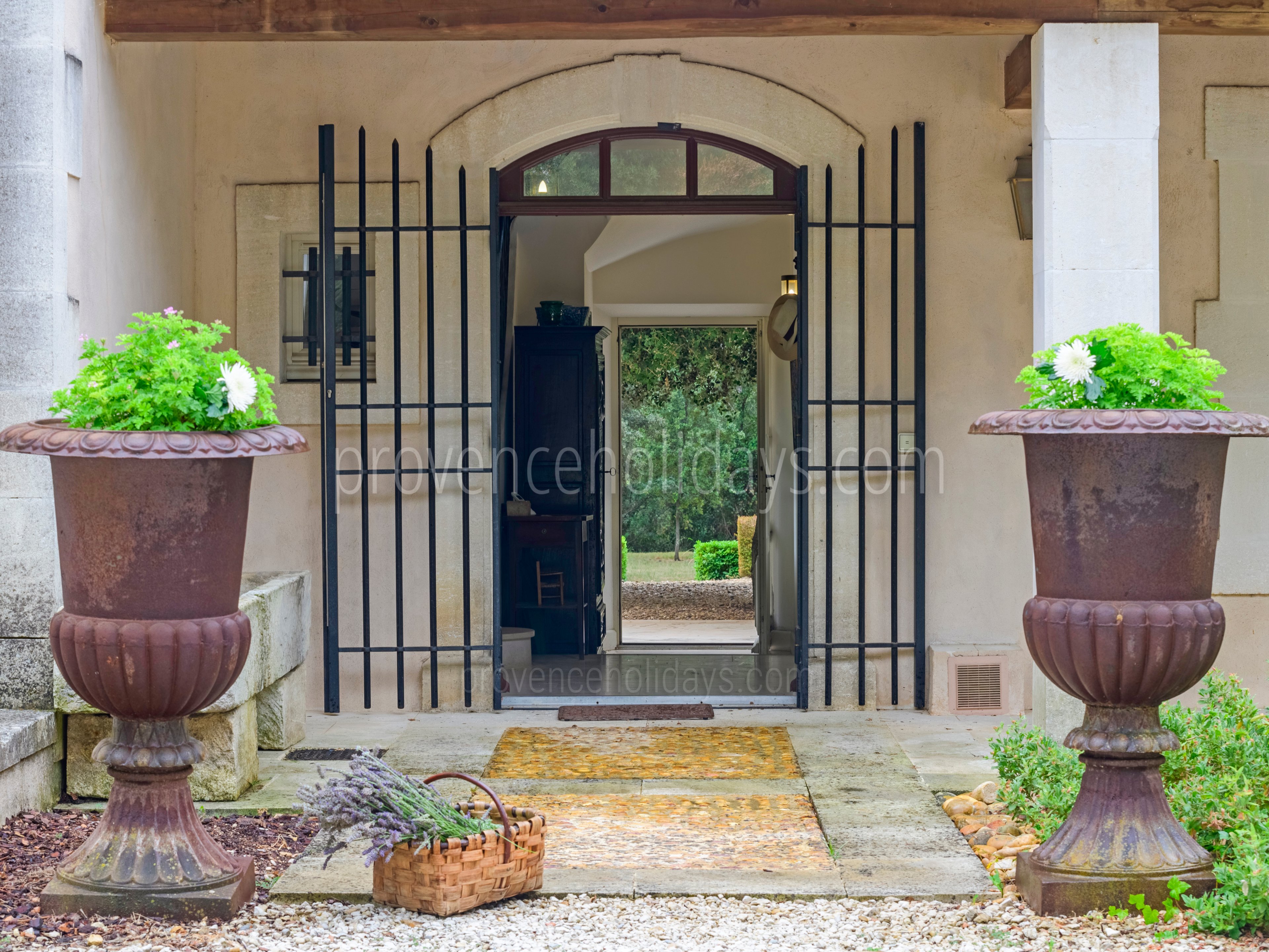 10 - Le Mas des Roses: Villa: Exterior