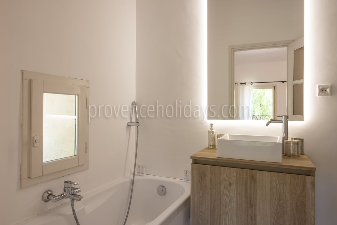 38 - Mas du Carlet: Villa: Bathroom