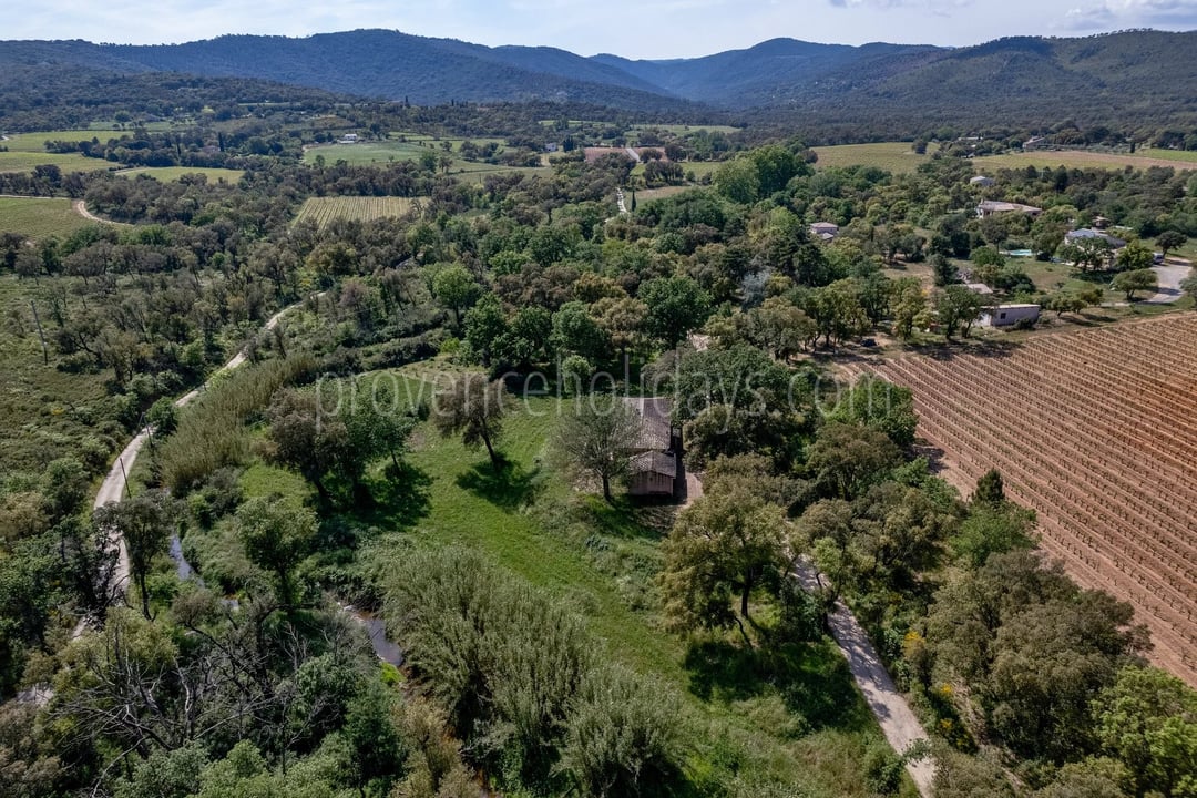 Landgoed met twee huizen op bijna 2,5 hectare in Grimaud