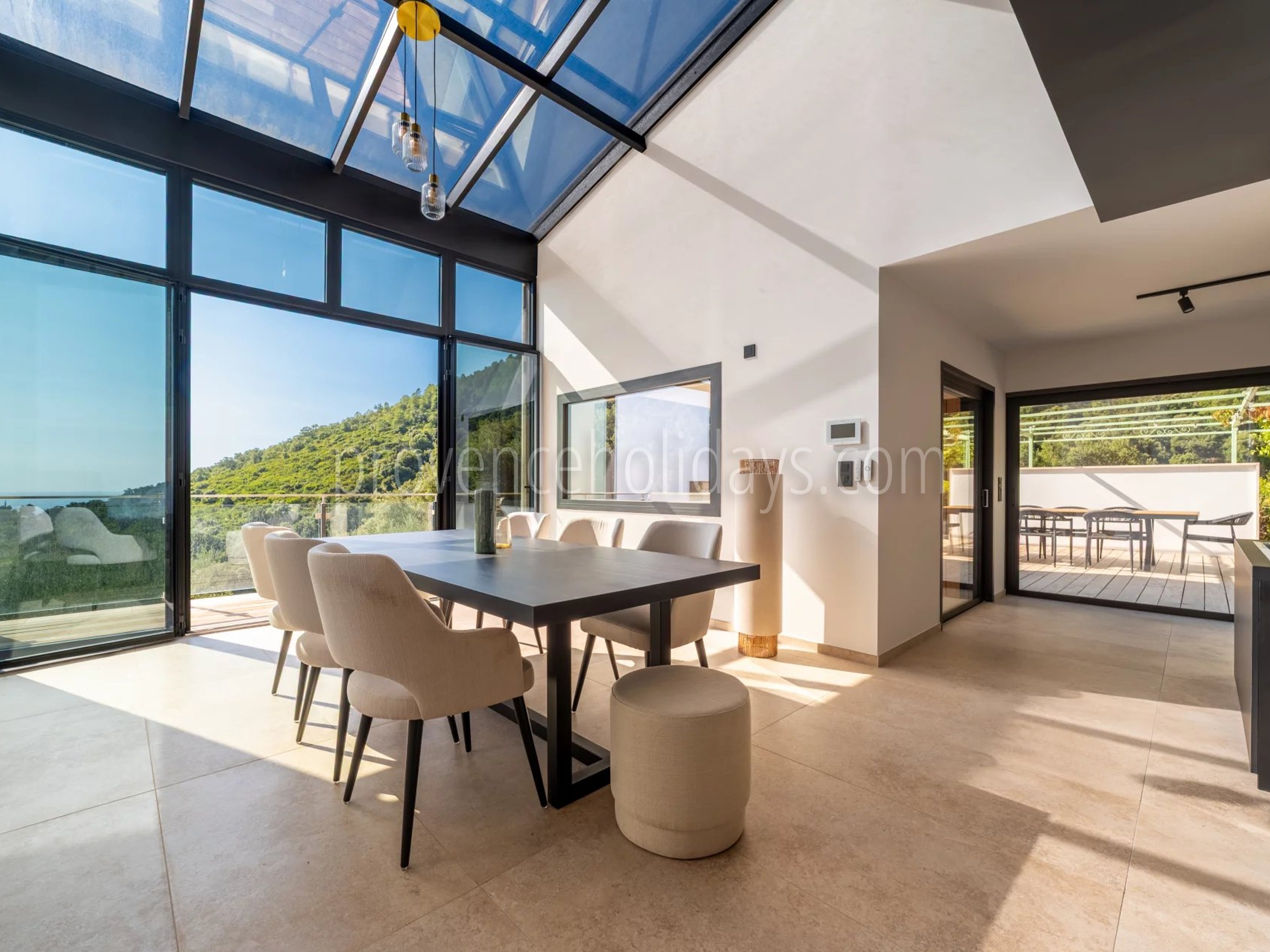 2 - Hedendaagse villa in Cavalaire-sur-Mer: Villa: Exterior