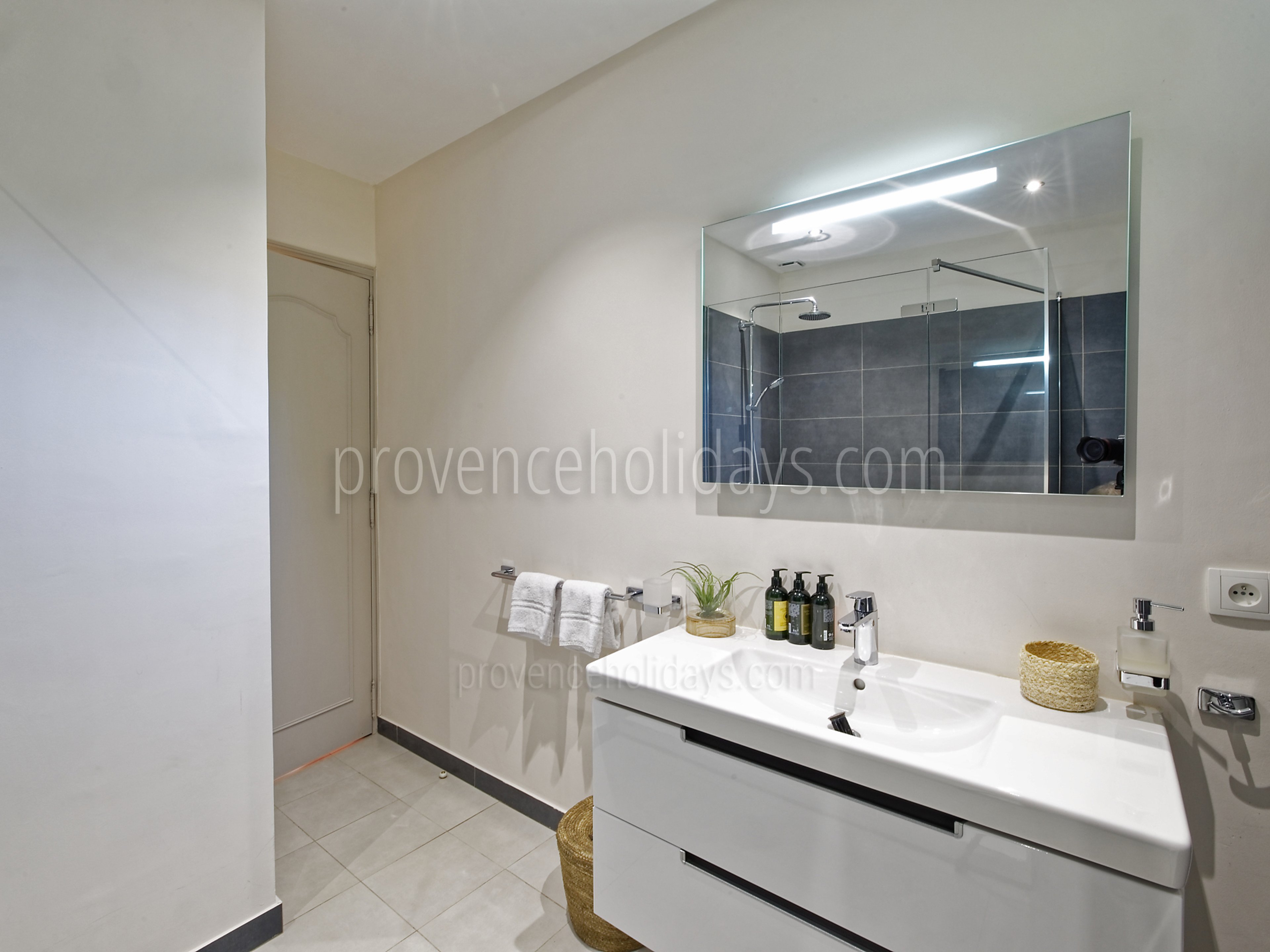 21 - Villa Garrigue: Villa: Bathroom
