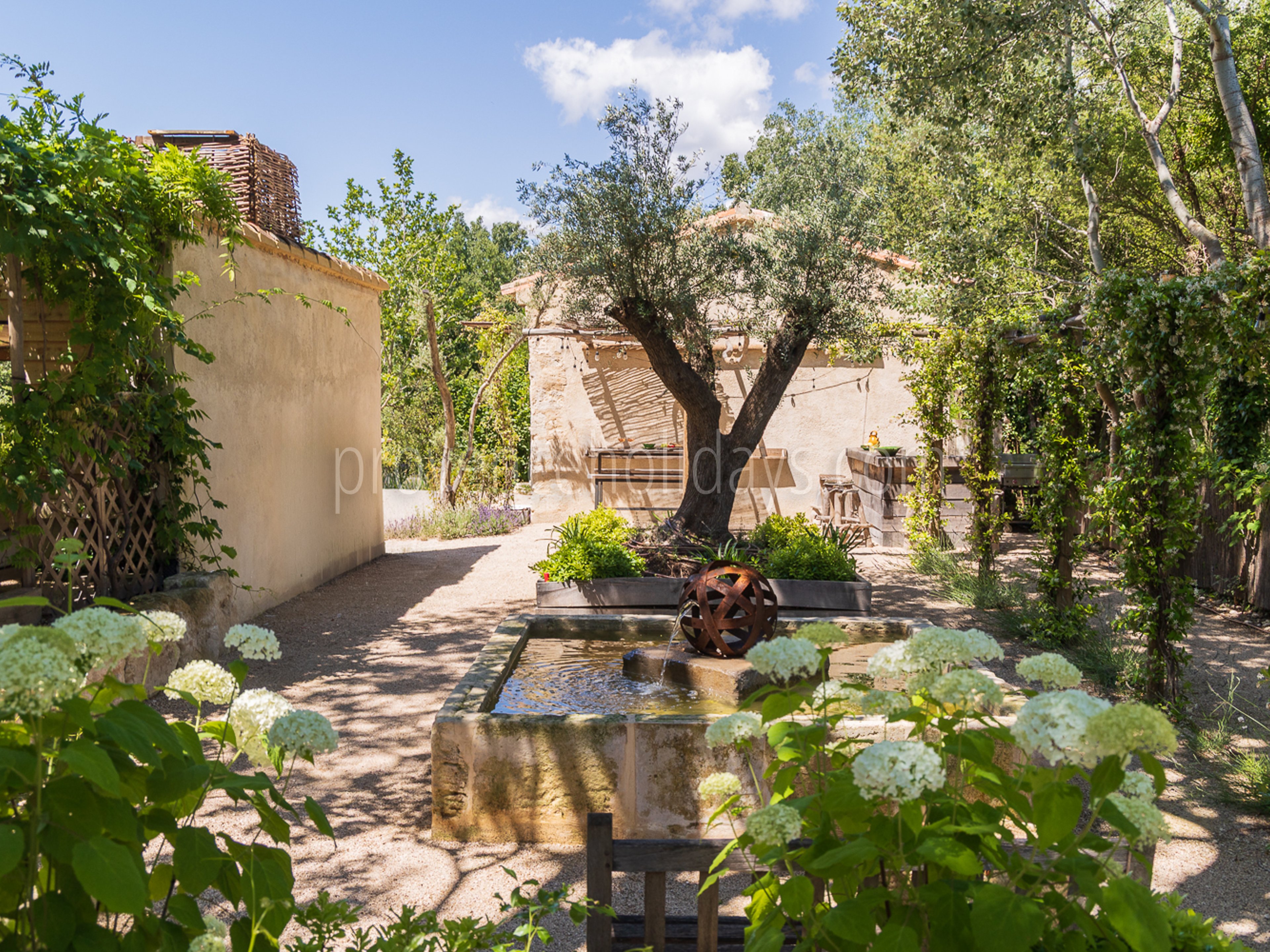 124 - La Chapelle des Alpilles: Villa: Exterior