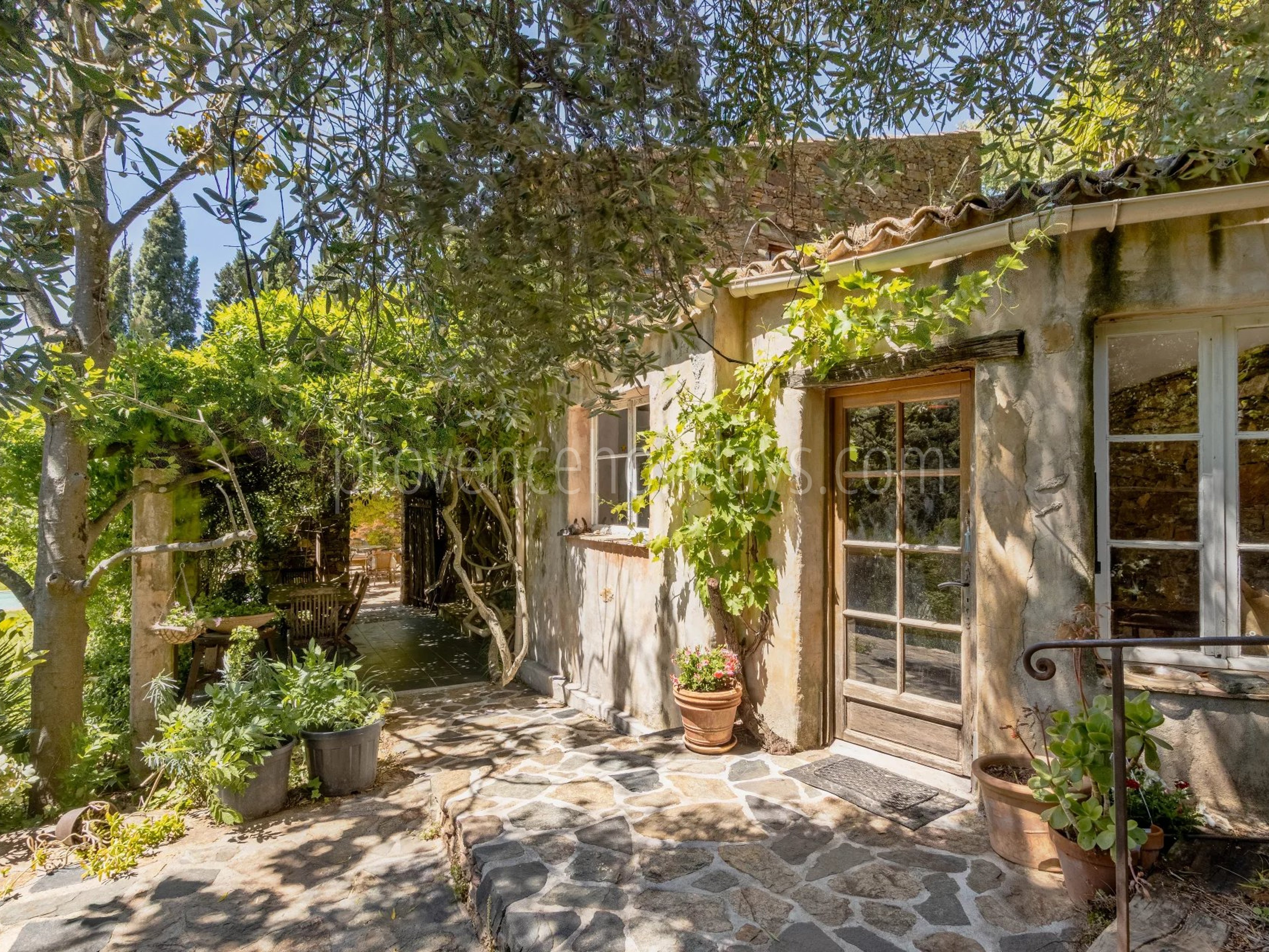 23 - Te renoveren gehucht in Grimaud: Villa: Exterior