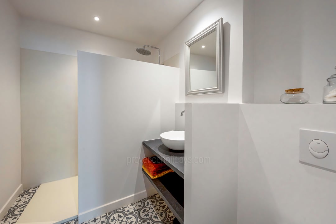 25 - La Vieille Grange: Villa: Bathroom 1