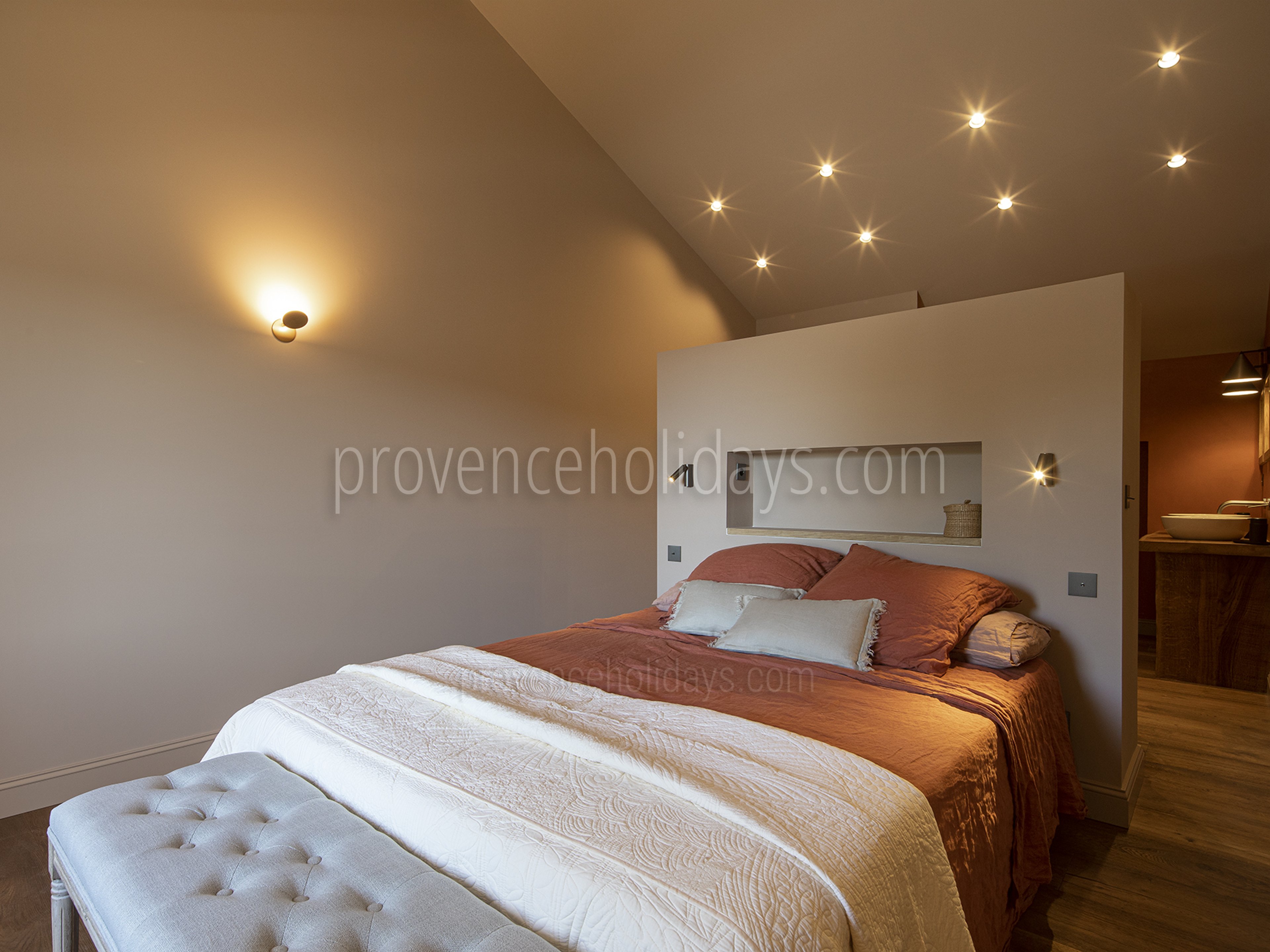 29 - Mas des Lions: Villa: Bedroom