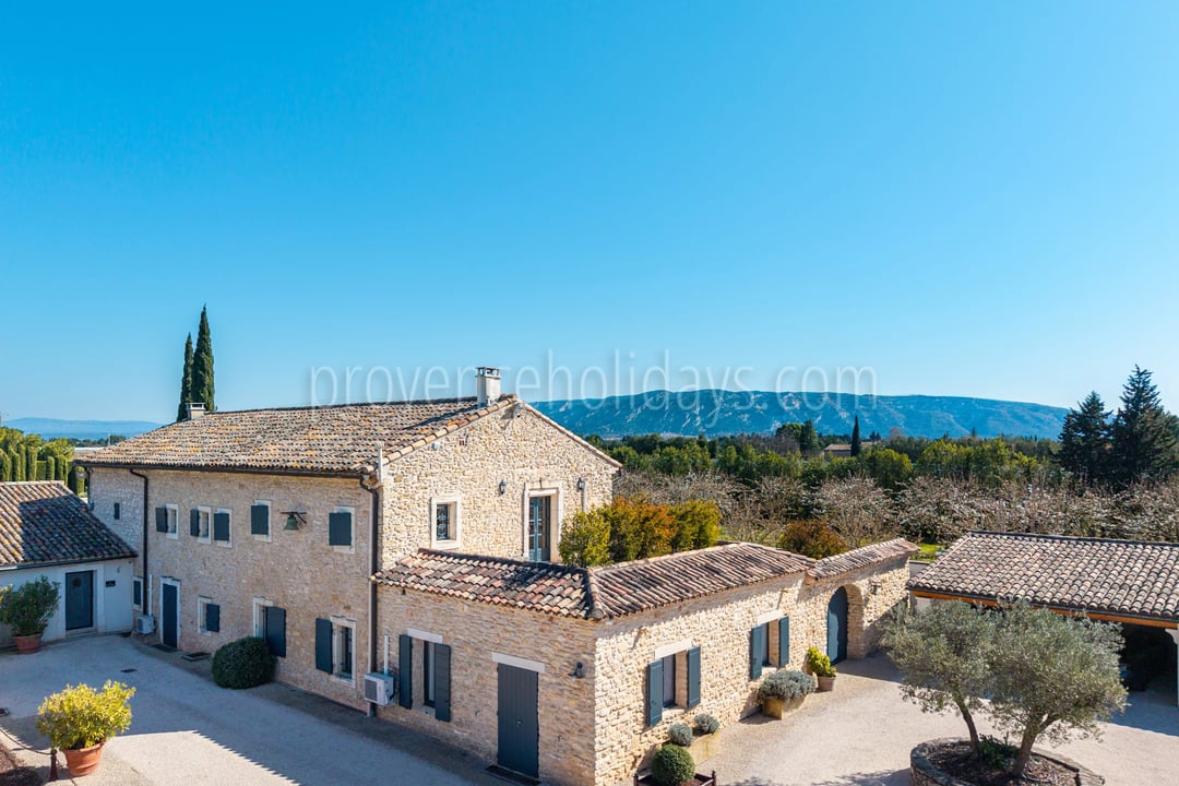 2 - Provençal mas in Robion: Villa: Exterior