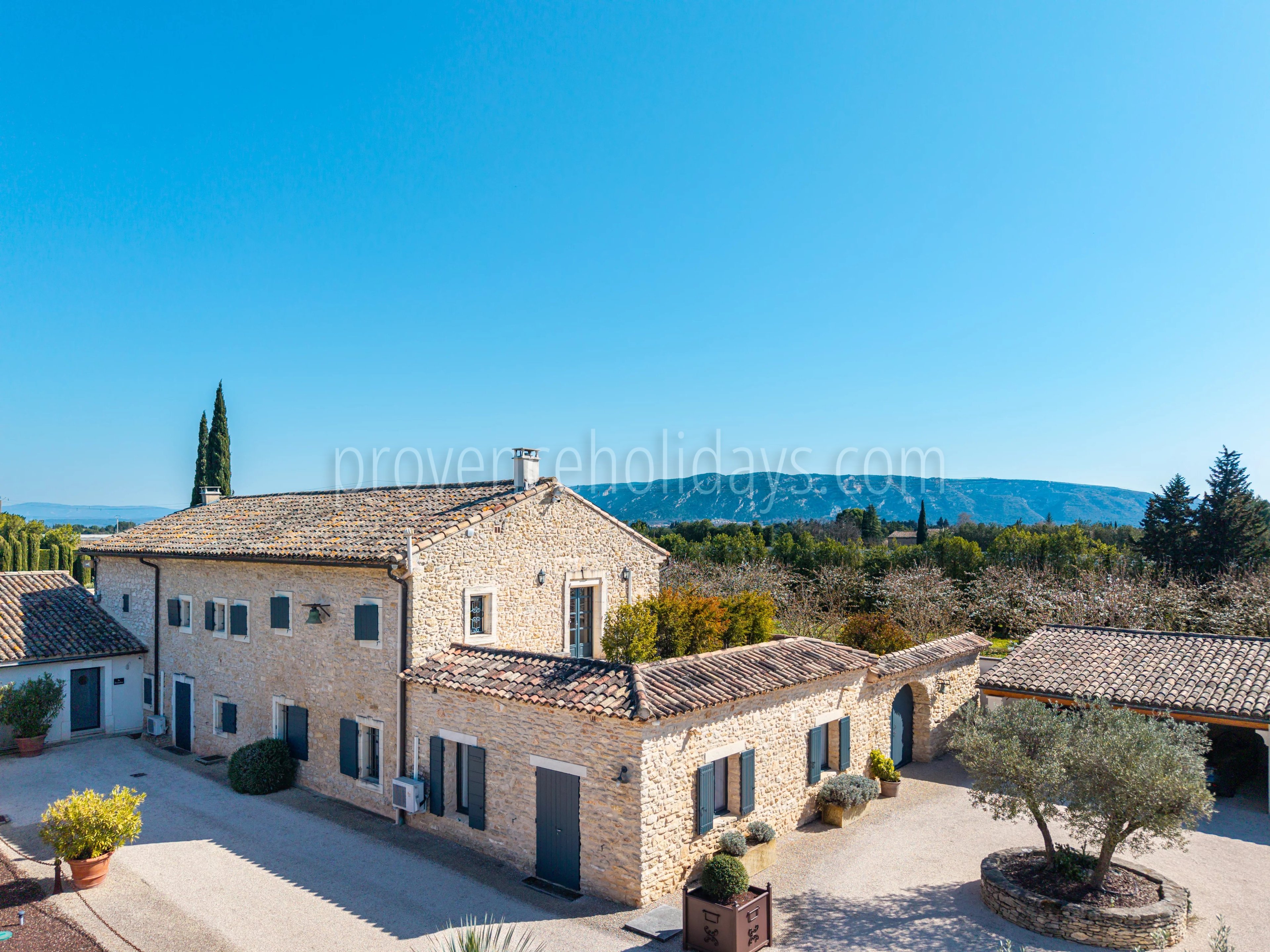 2 - Provençal mas in Robion: Villa: Exterior