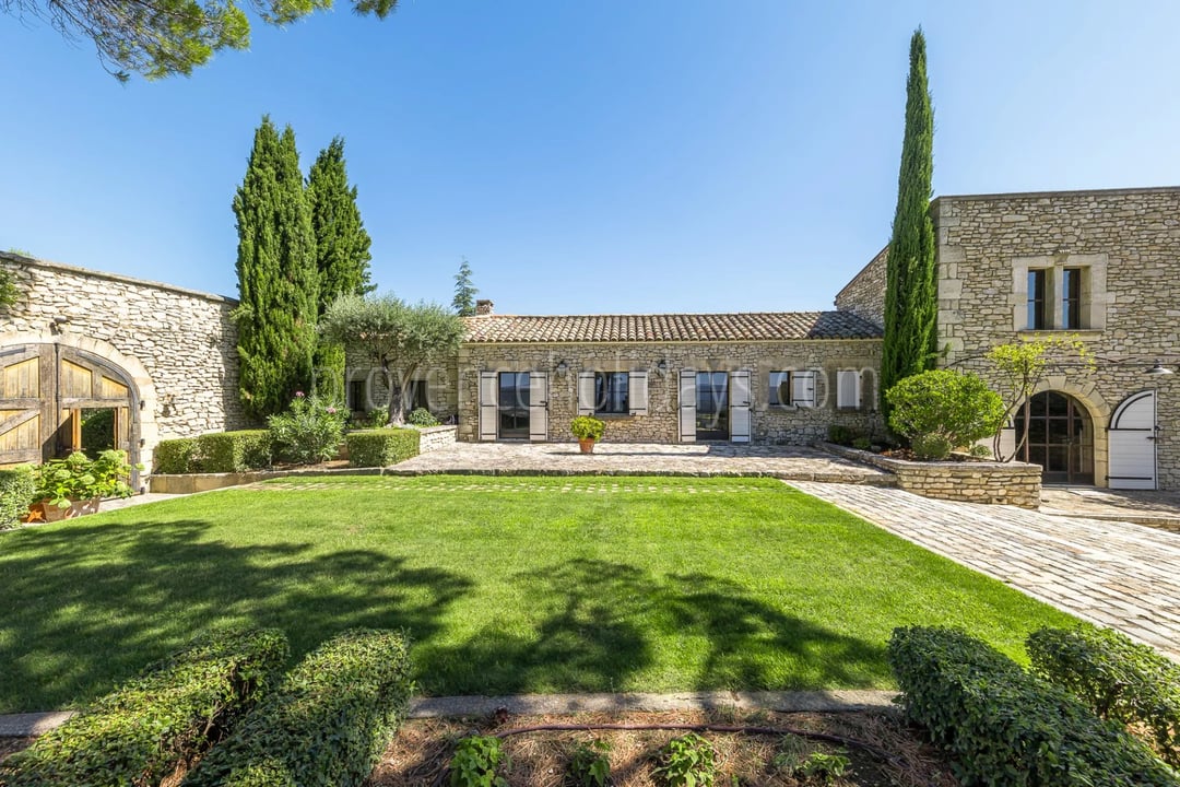 4 - Historic residence in Gordes: Villa: Exterior