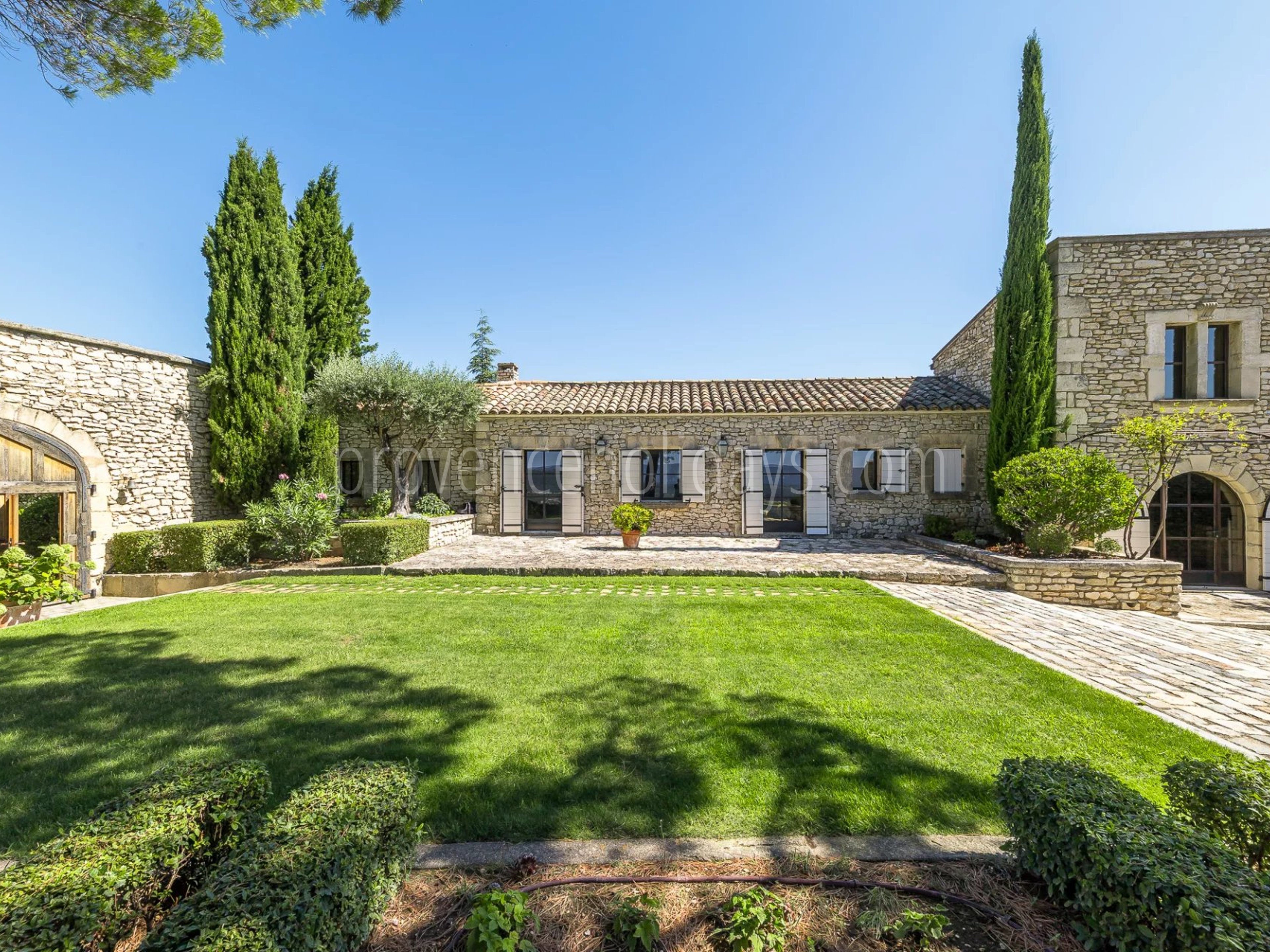 4 - Historic residence in Gordes: Villa: Exterior