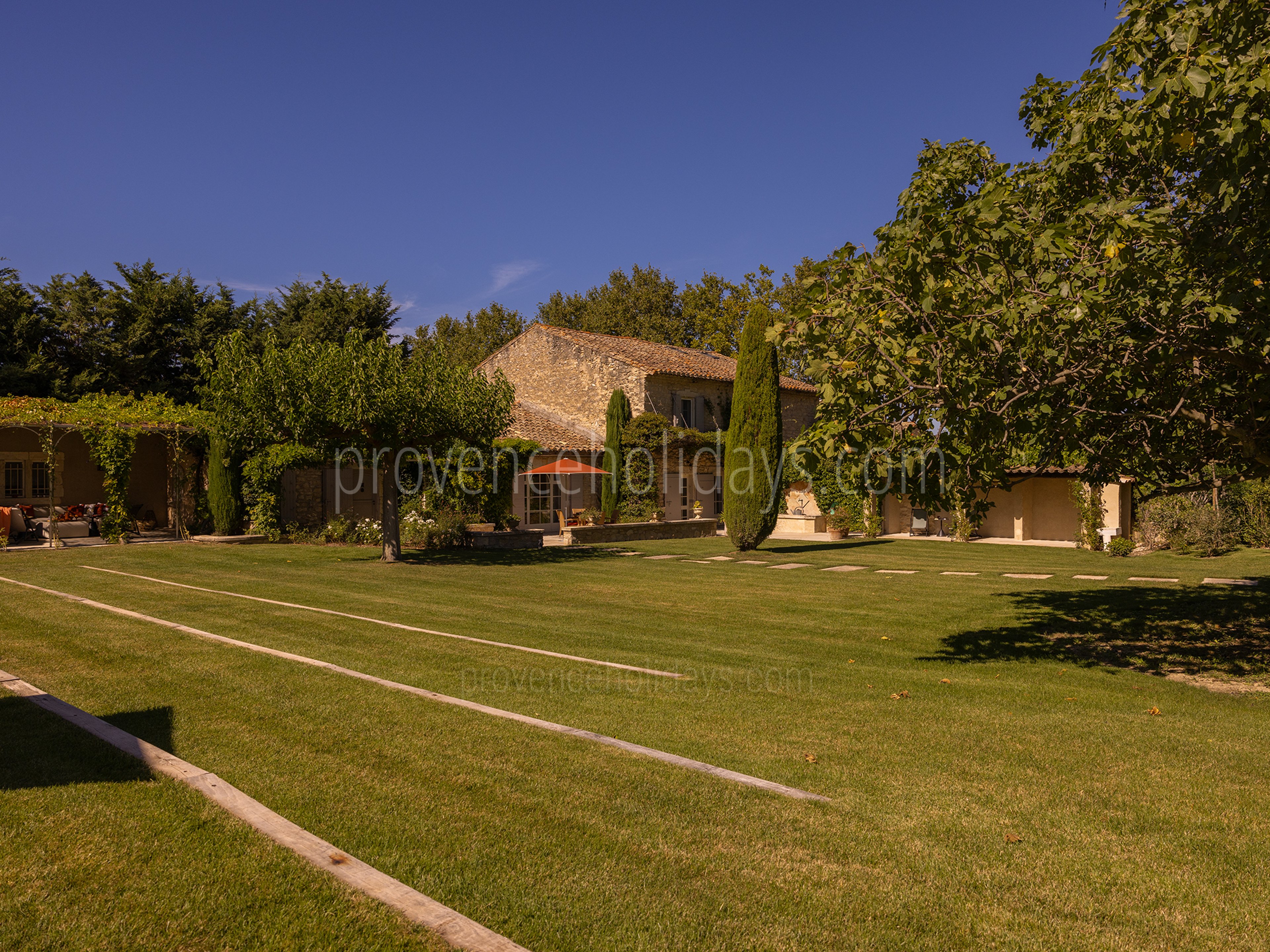 51 - Le Mas des Magnans: Villa: Exterior