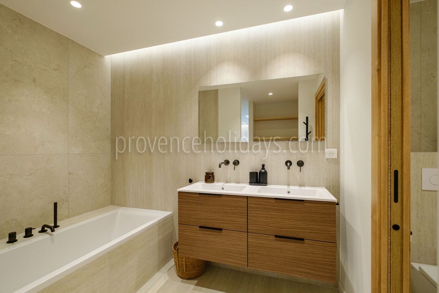 9 - Villa Riviera: Villa: Bathroom