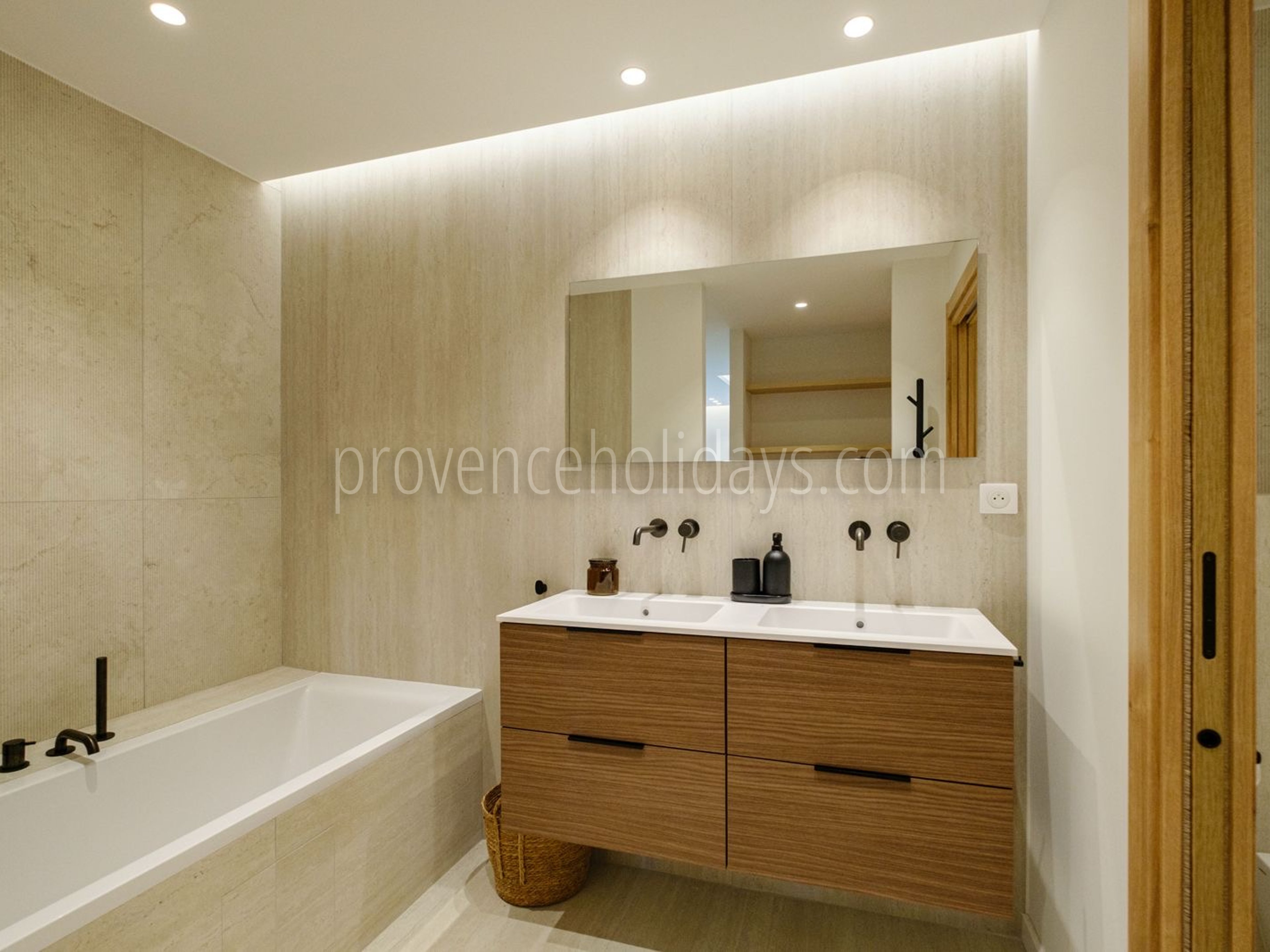 9 - Villa Riviera: Villa: Bathroom