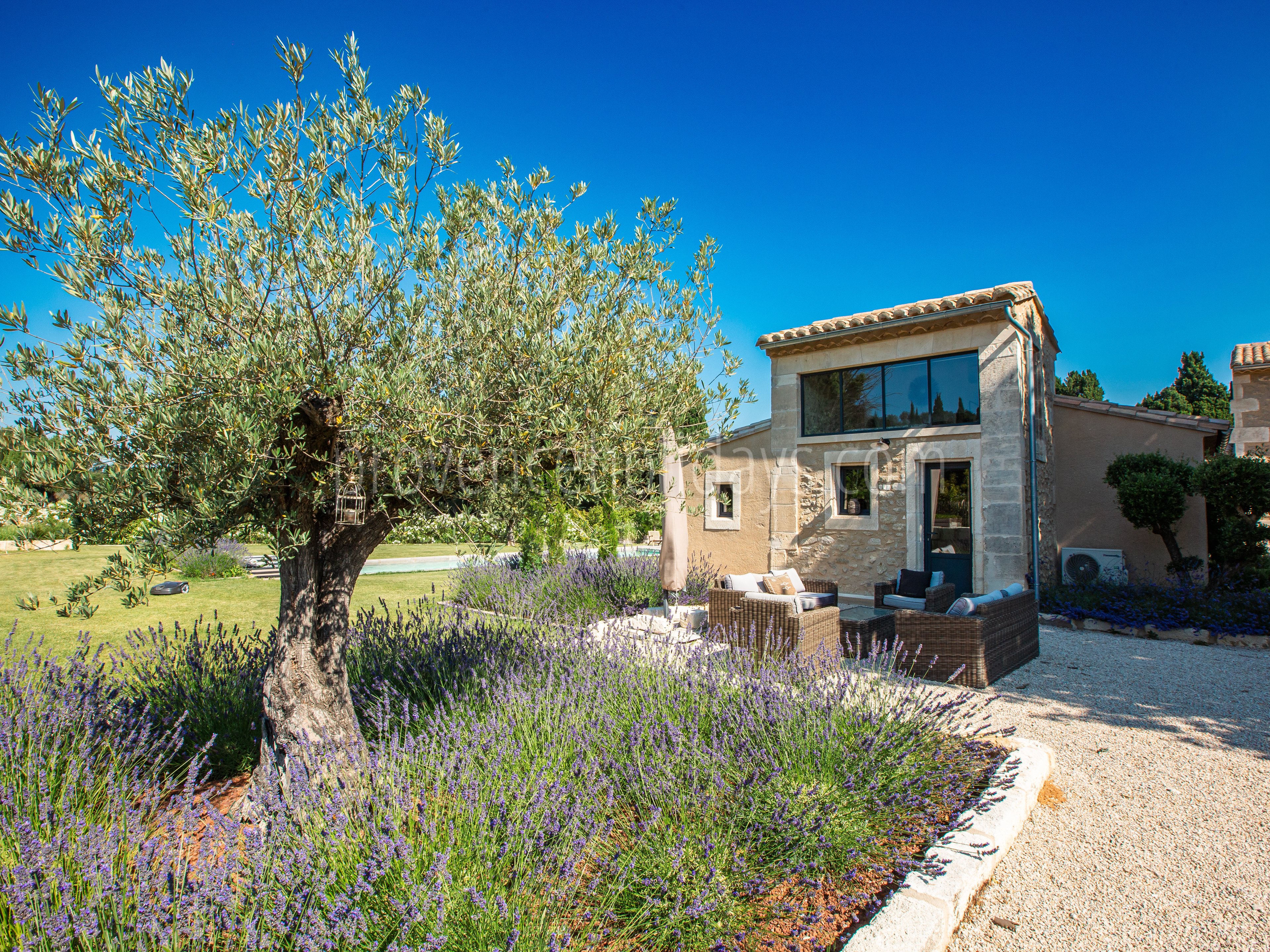 18 - Mas des Lumières: Villa: Exterior