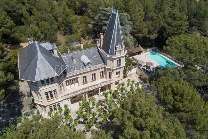 Luxury château for twelve guests in Provence
