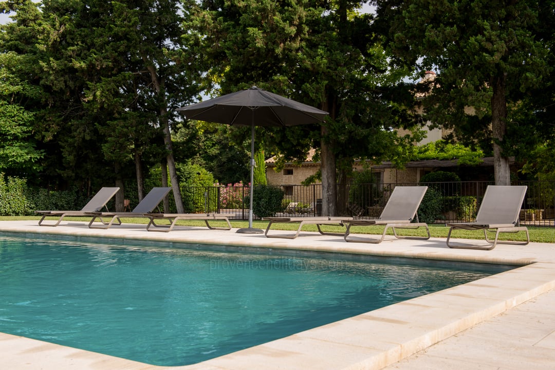 Charming holiday rental with air conditioning near Avignon