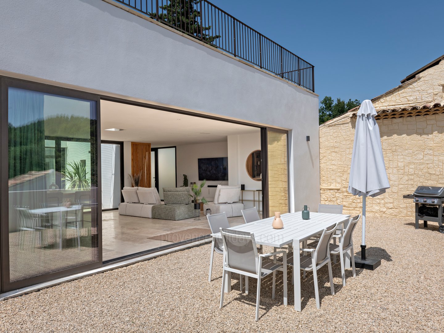 9 - Villa de Laval: Villa: Exterior