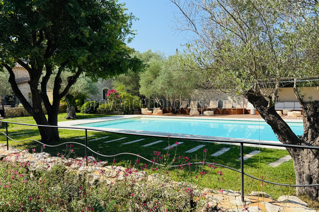 6 - Renovated farmhouse on the outskirts of Eygalières: Villa: Pool