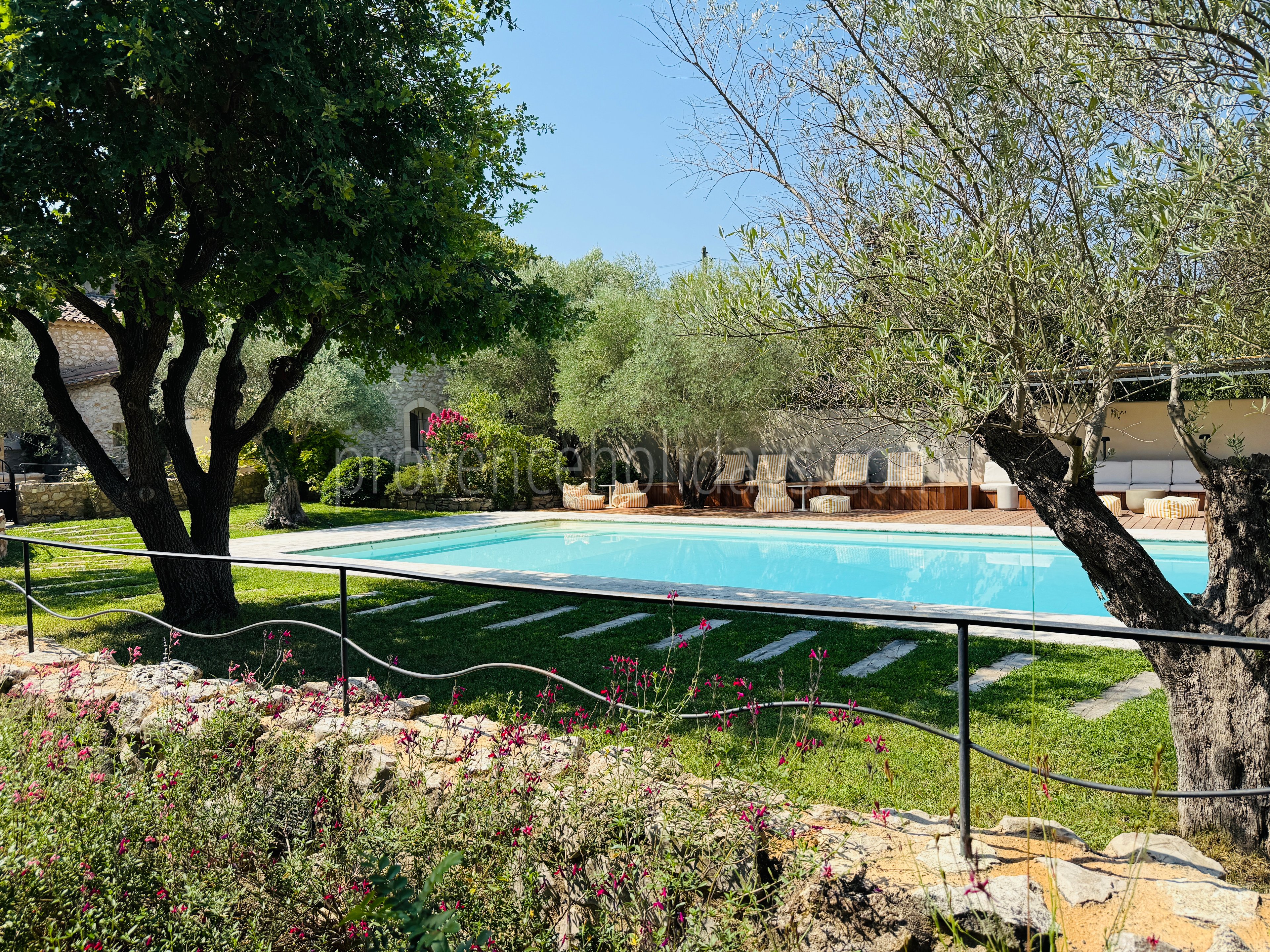 6 - Renovated farmhouse on the outskirts of Eygalières: Villa: Pool