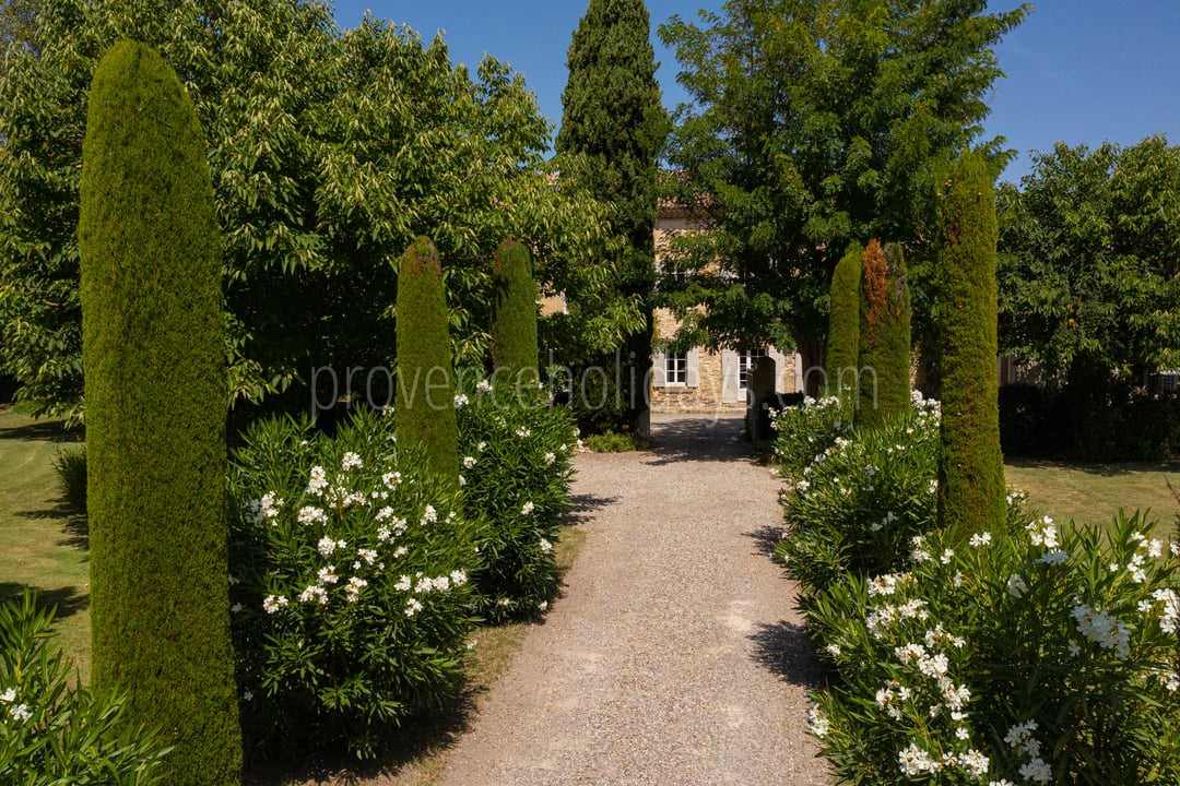Classically inspired farmhouse between the Luberon and the Alpilles 6 - Mas Baroche: Villa: Exterior