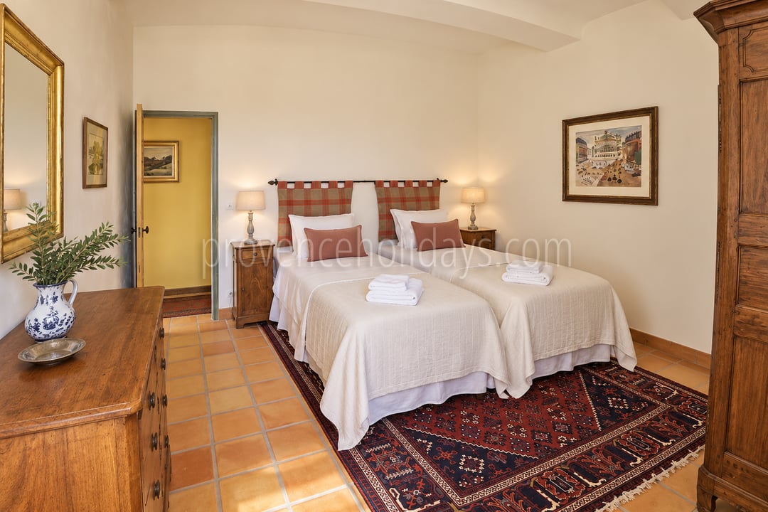 16 - Farmhouse with outbuildings in Lambesc: Villa: Bedroom