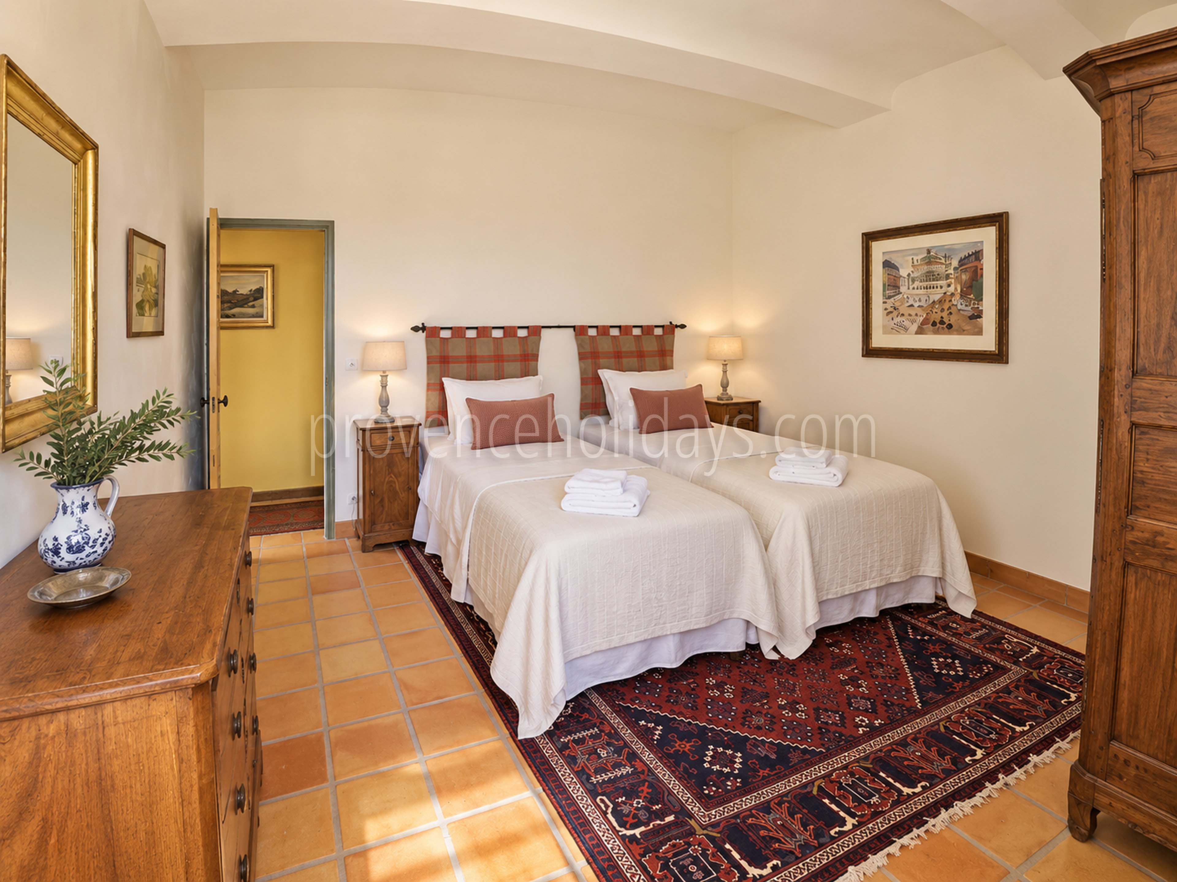 16 - Farmhouse with outbuildings in Lambesc: Villa: Bedroom