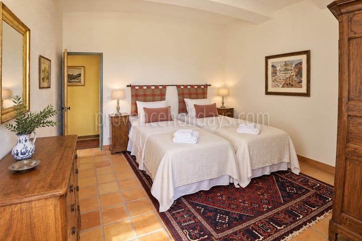 16 - Farmhouse with outbuildings in Lambesc: Villa: Bedroom