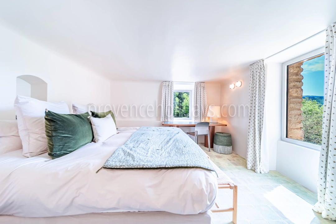 16 - Stone Property in Ménerbes: Villa: Bedroom