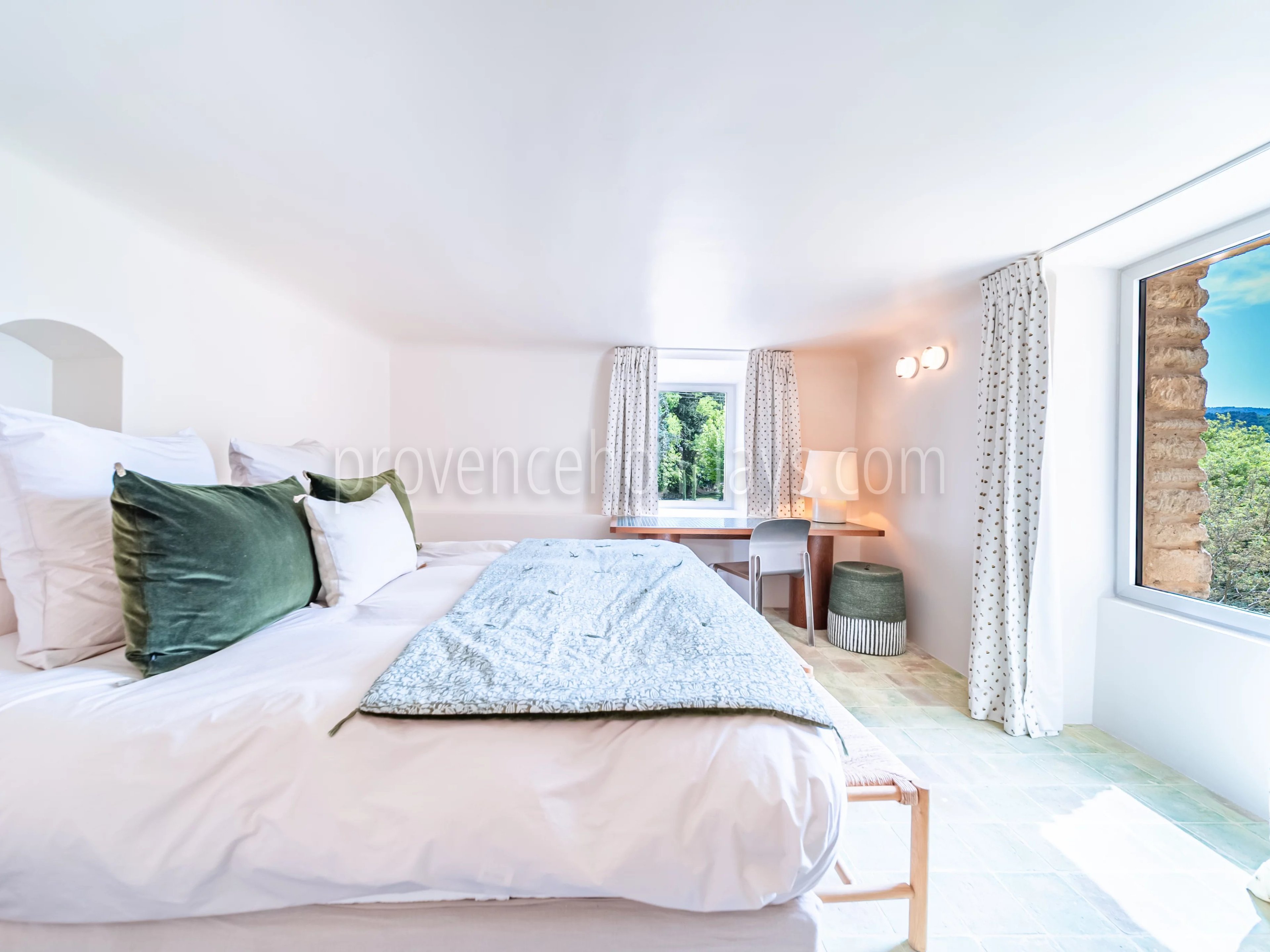 16 - Stone Property in Ménerbes: Villa: Bedroom