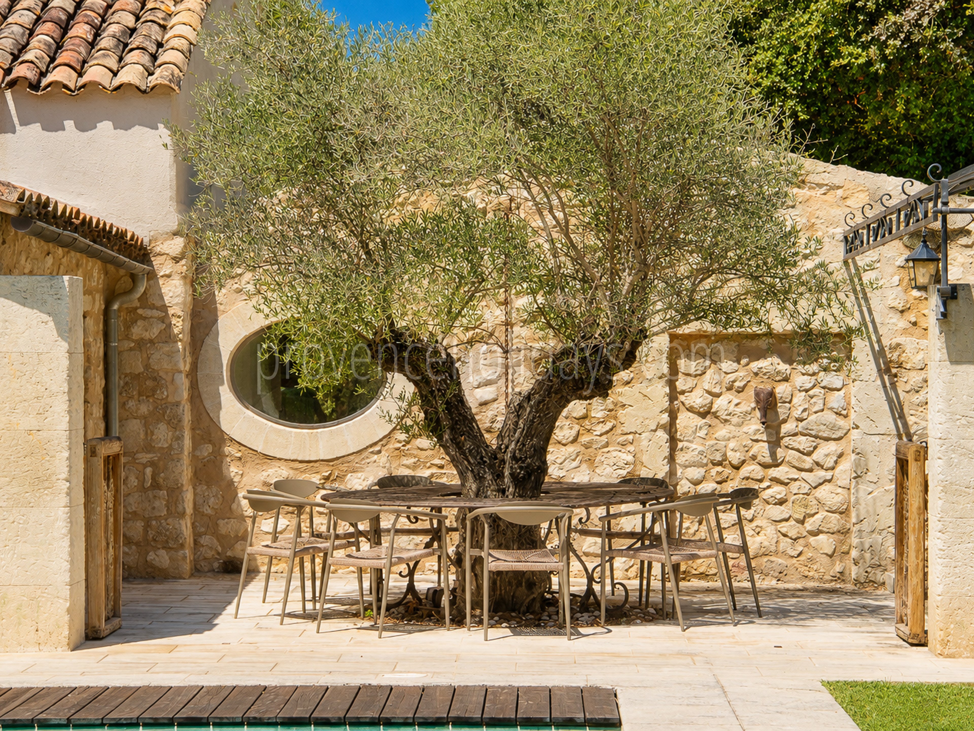 7 - Mas rénové à pied d\'Eygalières: Villa: Exterior