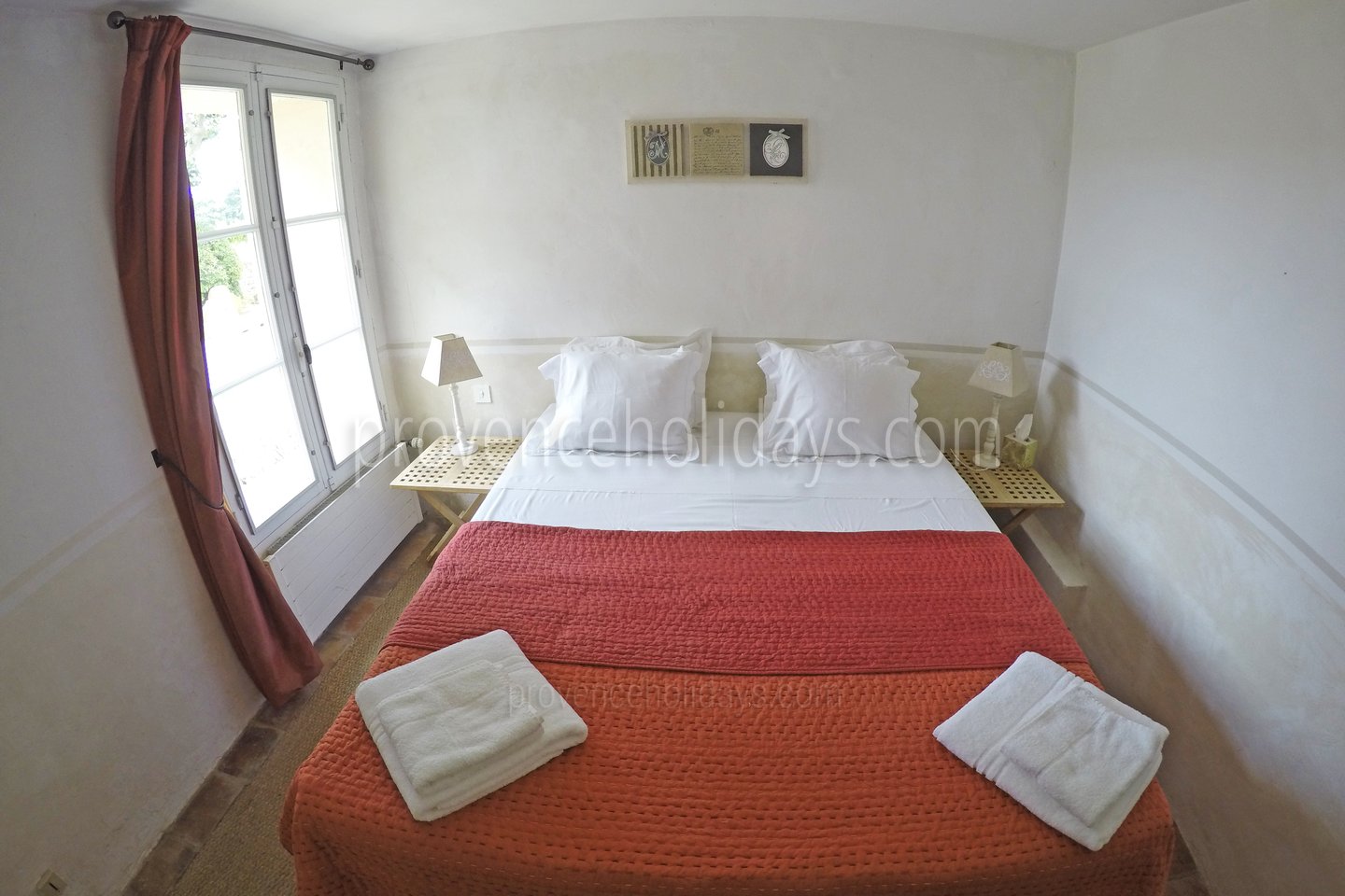 4 - Mas Lambesc: Villa: Bedroom
