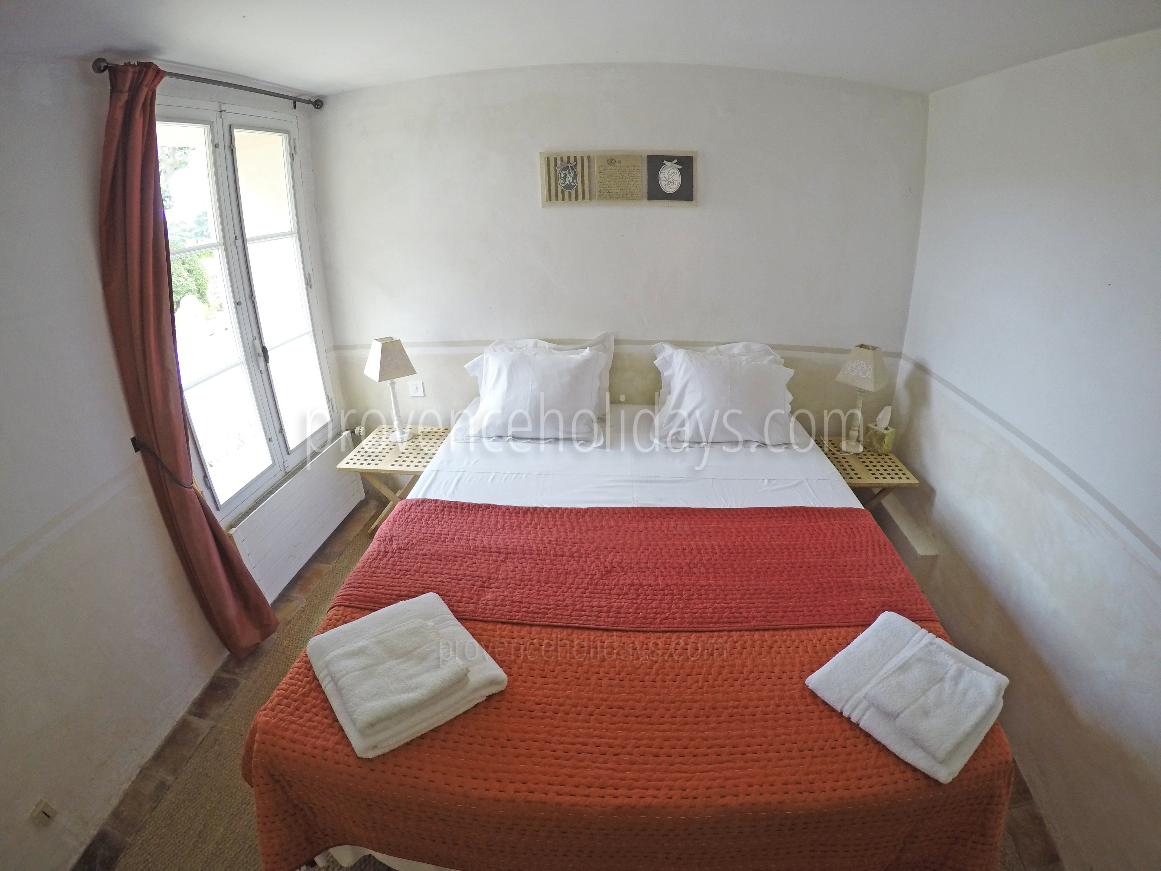4 - Mas Lambesc: Villa: Bedroom
