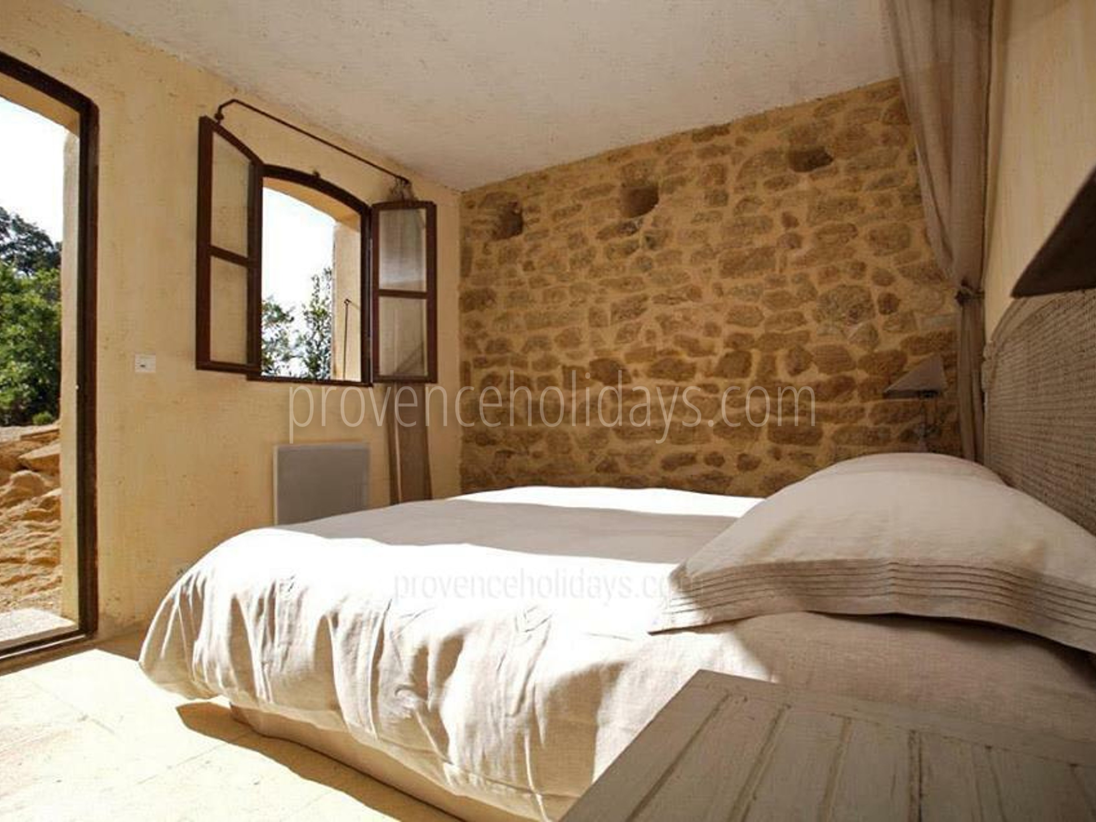 4 - Mas de Beaumes: Villa: Bedroom