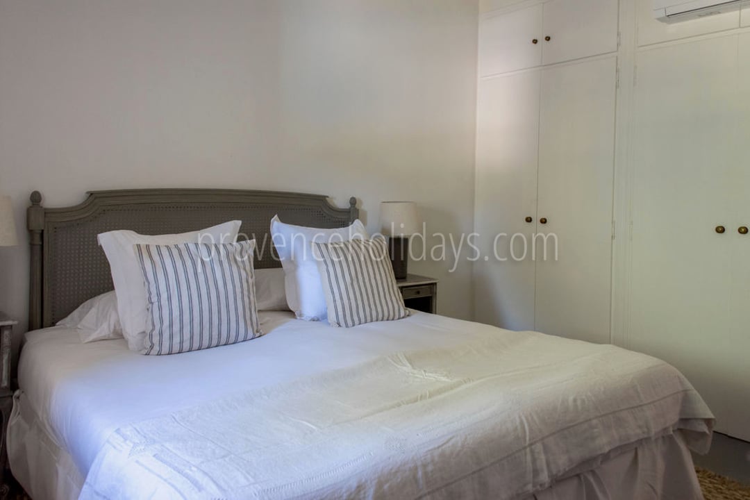 61 - Mas Mouriès: Villa: Bedroom