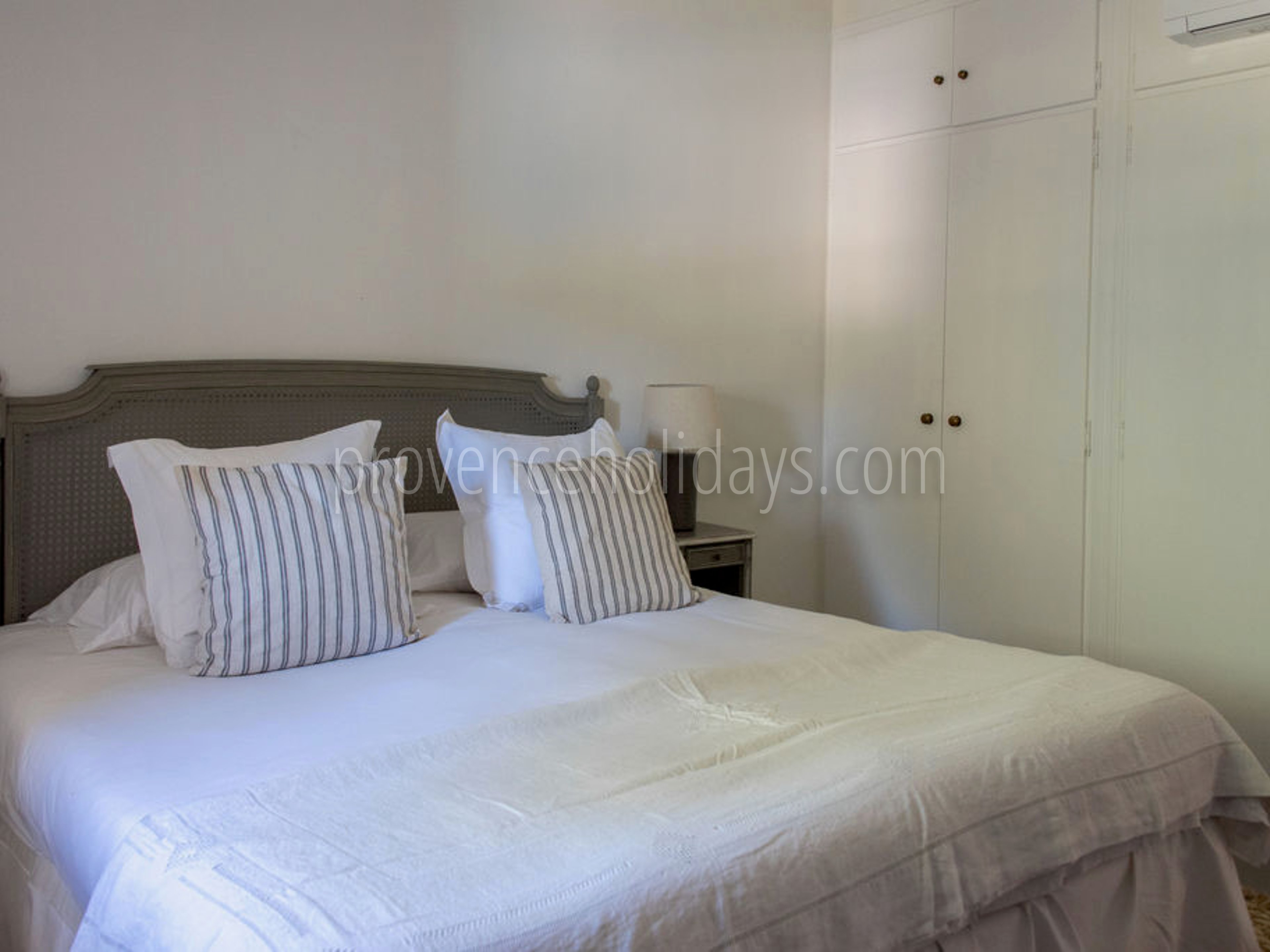 61 - Mas Mouriès: Villa: Bedroom