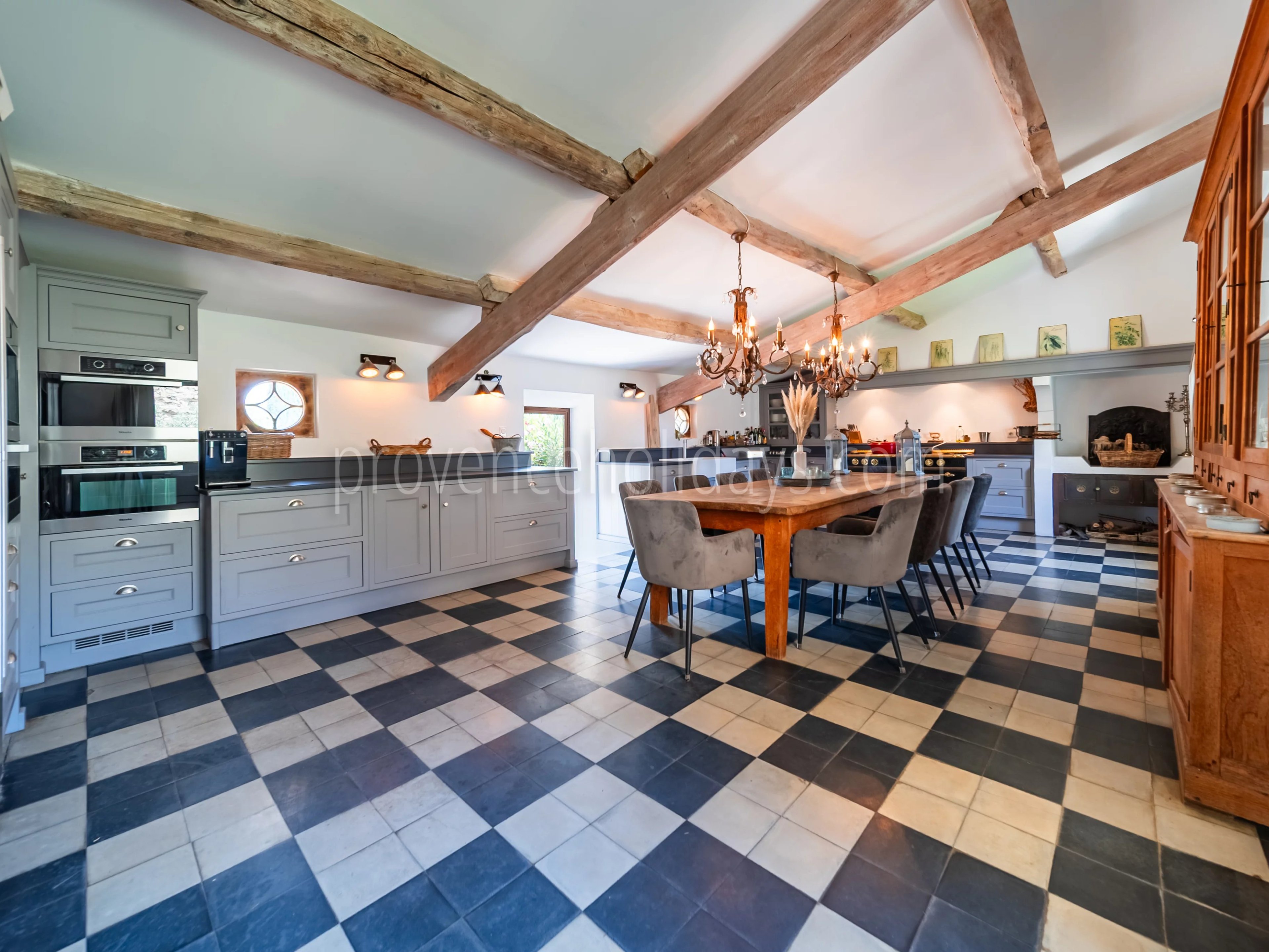 13 - Hameau en pierre à L\'Isle-sur-la-Sorgue: Villa: Interior