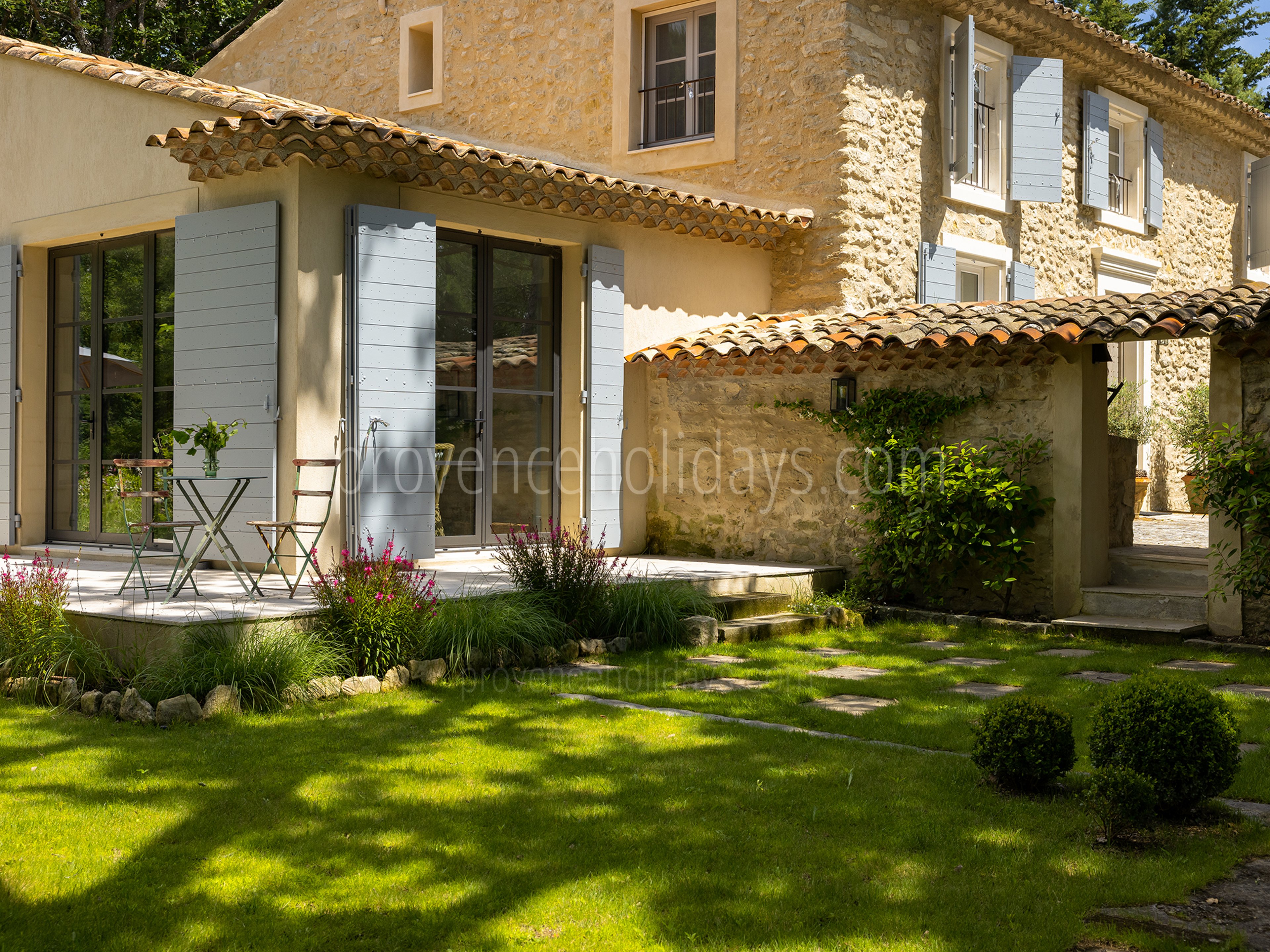 40 - Le Mas d\'Ansouis: Villa: Exterior