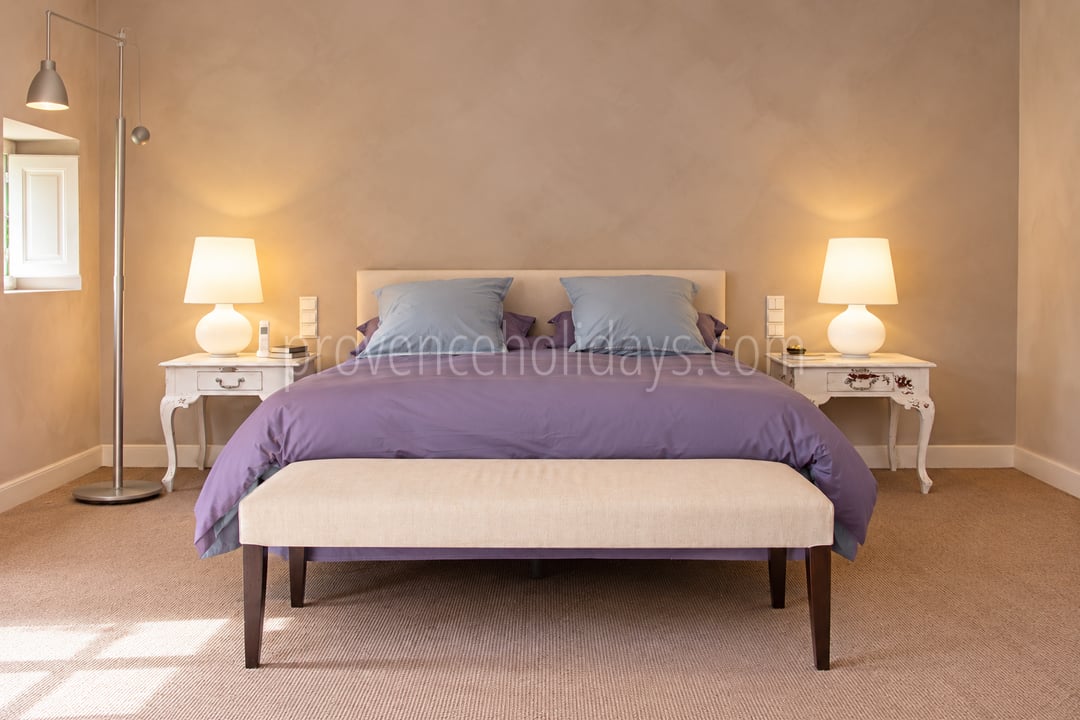 27 - Authentic farmhouse in Saint-Rémy-de-Provence: Villa: Bedroom