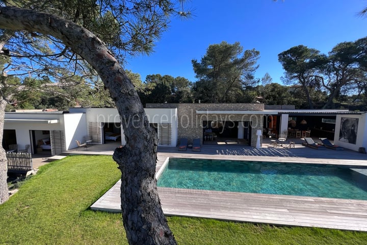 Maison contemporaine avec piscine et spa à Nîmes