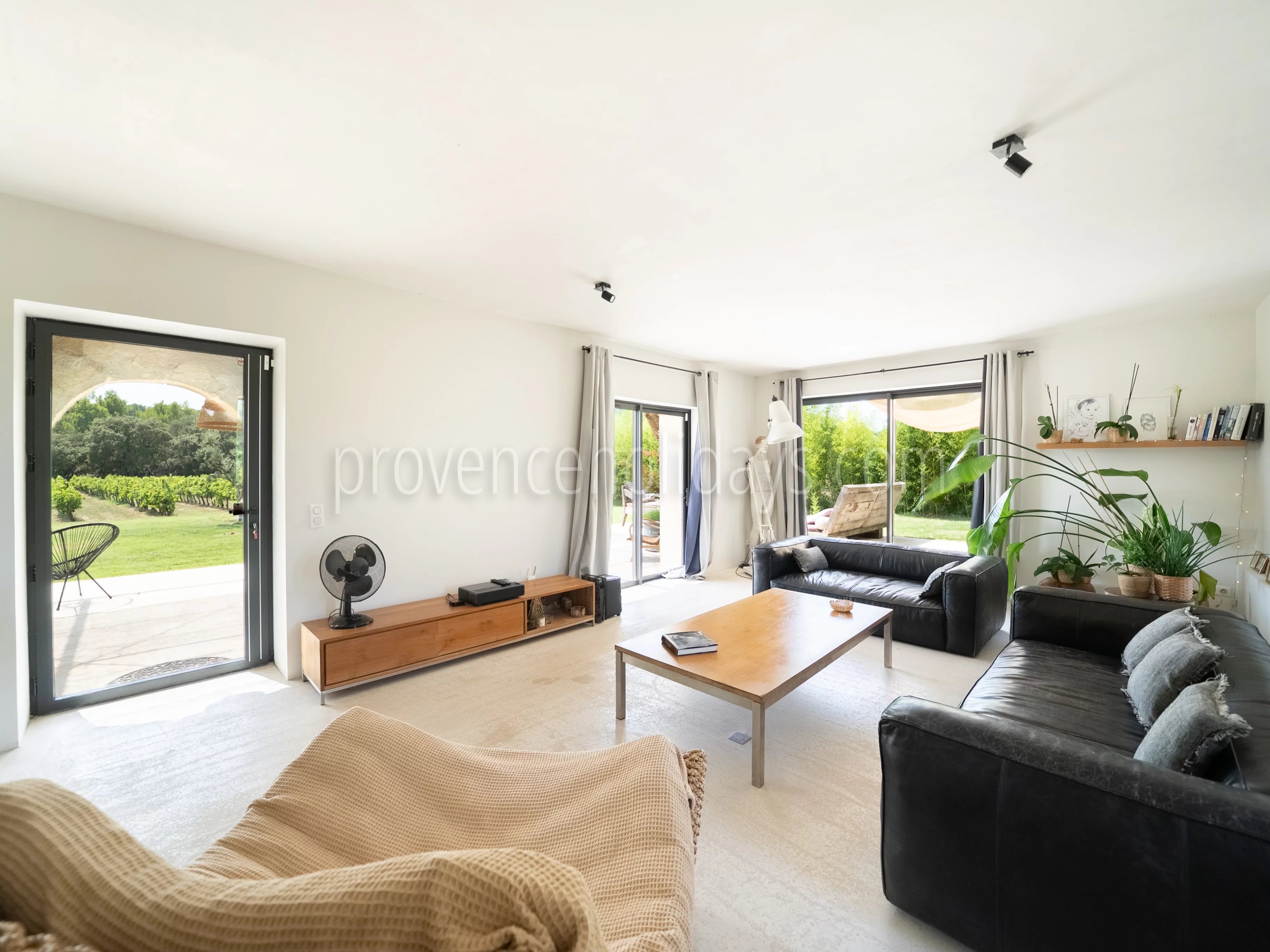 4 - FOR SALE – Charming property with a pool in Vaugines, near Lourmarin – panoramic view of the Luberon.: Villa: Interior