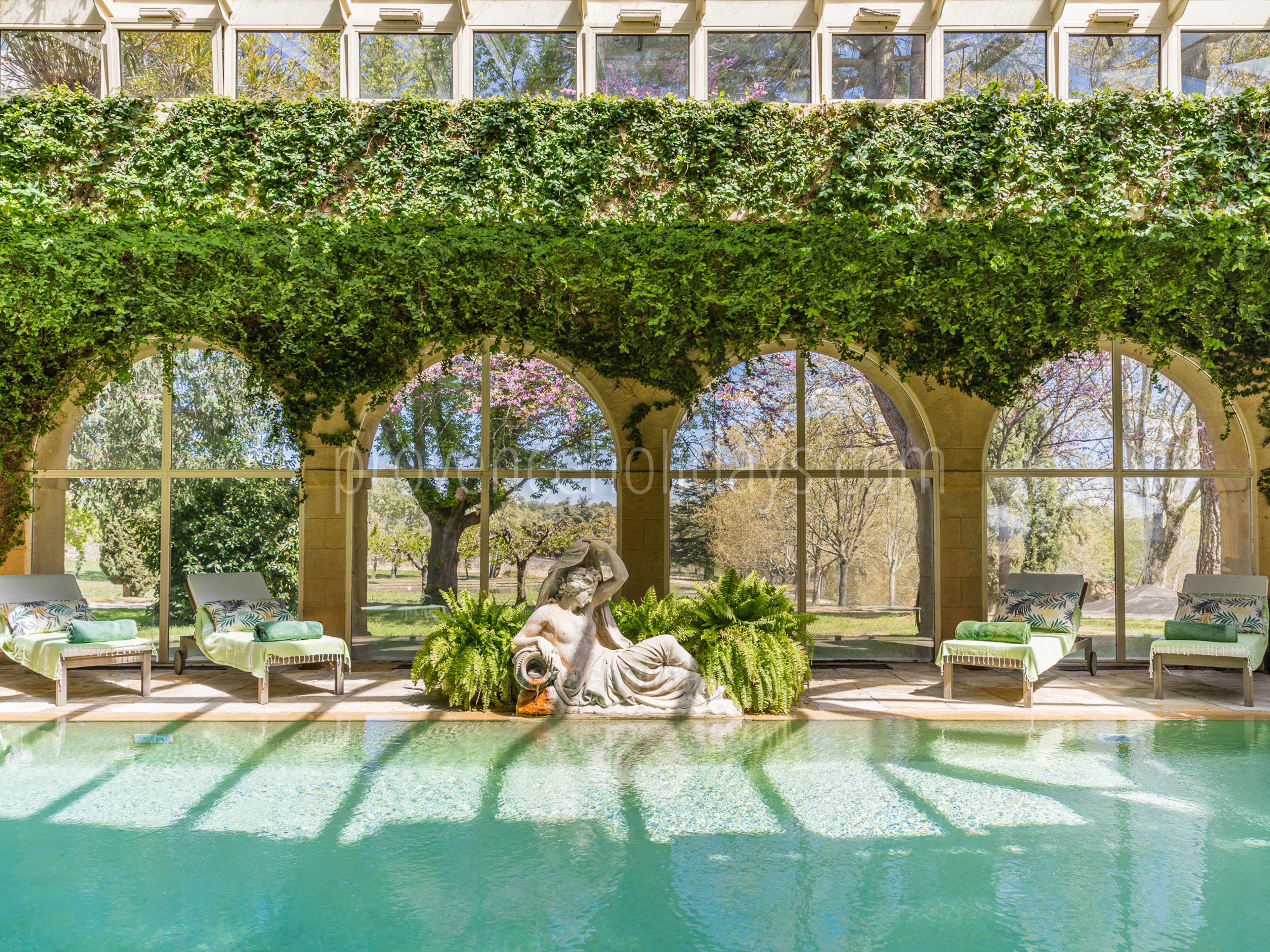 62 - Château de Luberon: Villa: Exterior